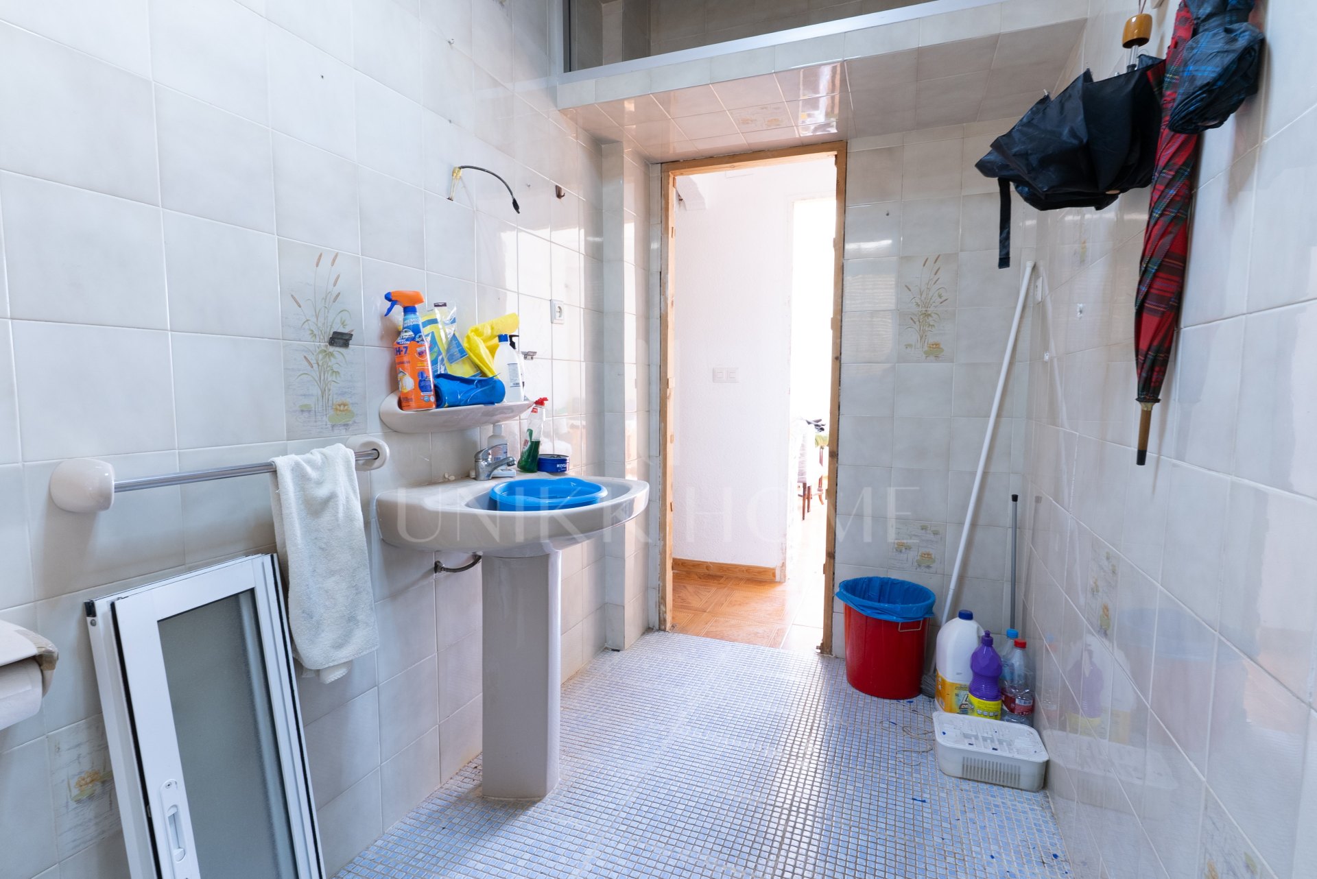 We present this apartment in a quiet pedestrian street of the Historical Center of Malaga. From the interior you enjoy direct views of the Cathedral, and the building dis