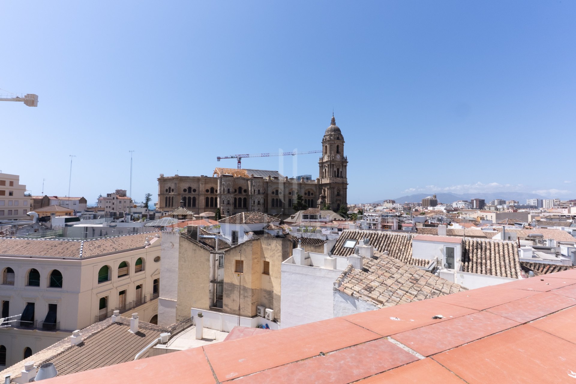 We present this apartment in a quiet pedestrian street of the Historical Center of Malaga. From the interior you enjoy direct views of the Cathedral, and the building dis