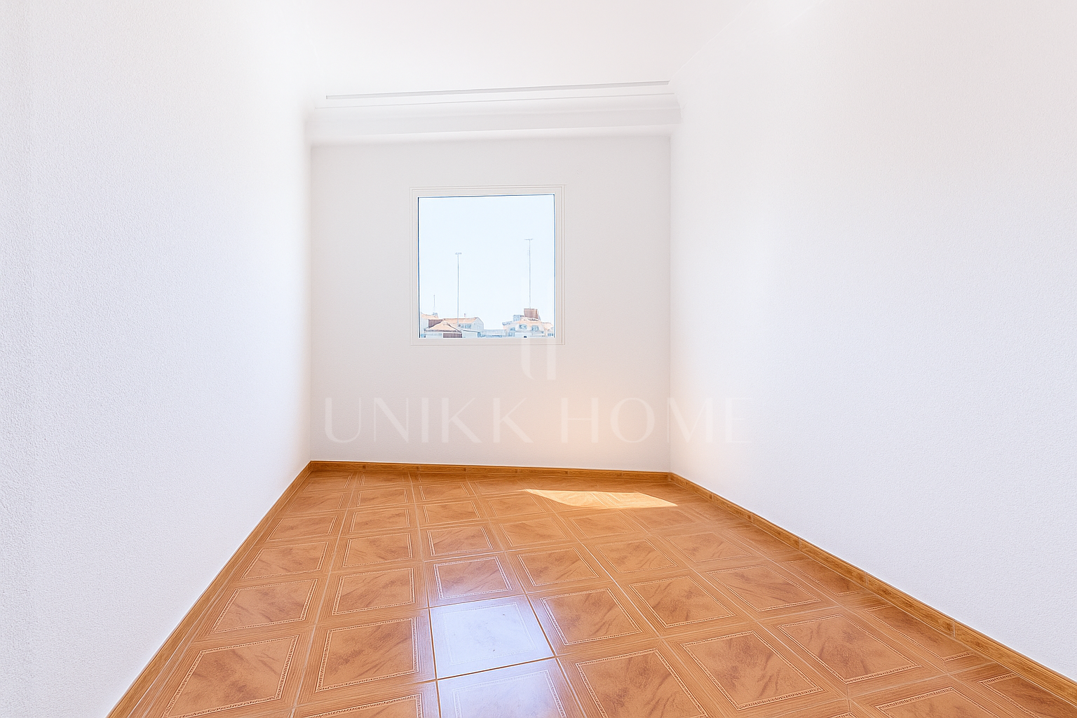 We present this apartment in a quiet pedestrian street of the Historical Center of Malaga. From the interior you enjoy direct views of the Cathedral, and the building dis