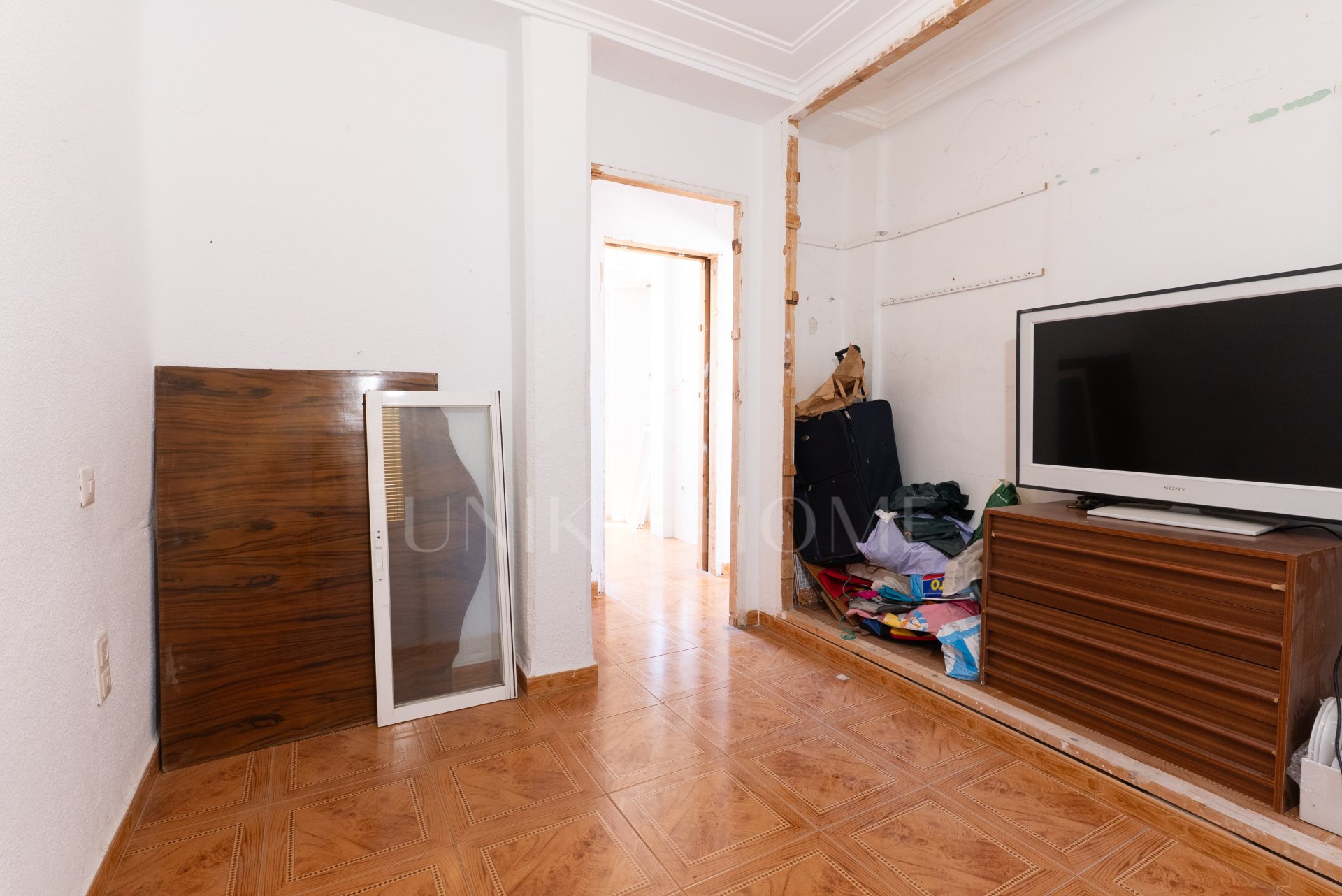 We present this apartment in a quiet pedestrian street of the Historical Center of Malaga. From the interior you enjoy direct views of the Cathedral, and the building dis