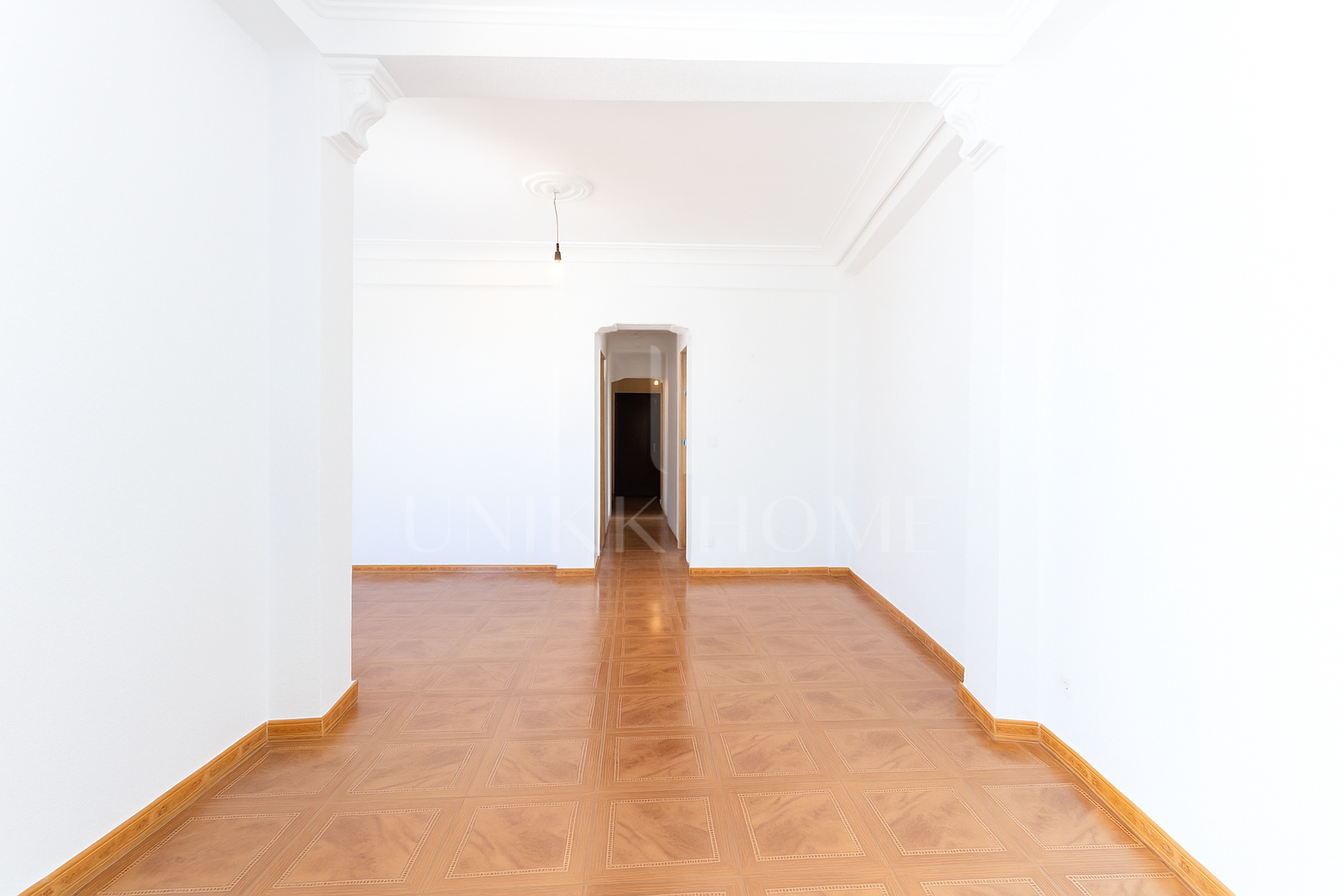 We present this apartment in a quiet pedestrian street of the Historical Center of Malaga. From the interior you enjoy direct views of the Cathedral, and the building dis
