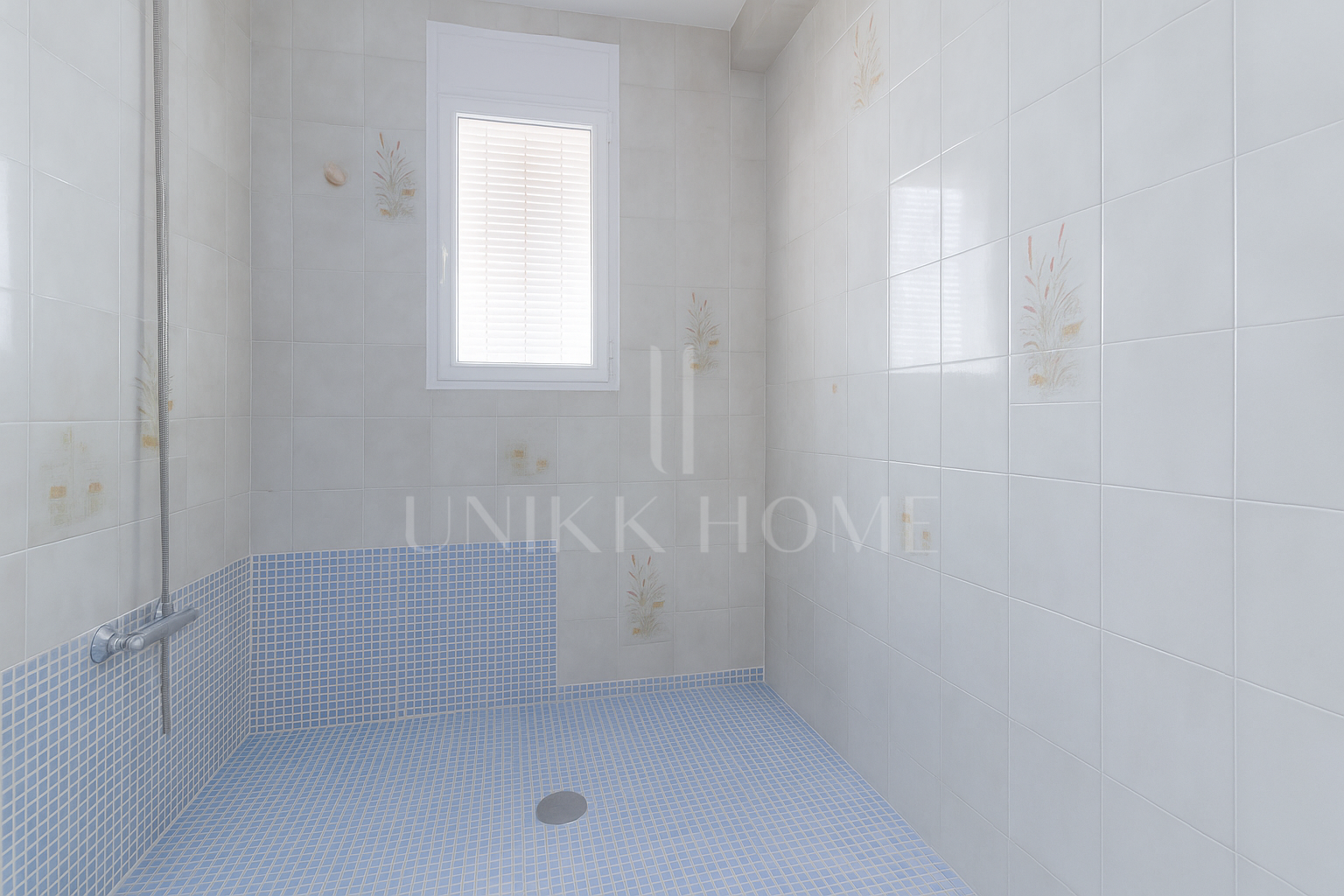 We present this apartment in a quiet pedestrian street of the Historical Center of Malaga. From the interior you enjoy direct views of the Cathedral, and the building dis