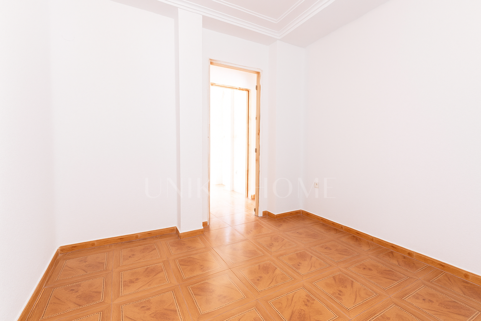 We present this apartment in a quiet pedestrian street of the Historical Center of Malaga. From the interior you enjoy direct views of the Cathedral, and the building dis