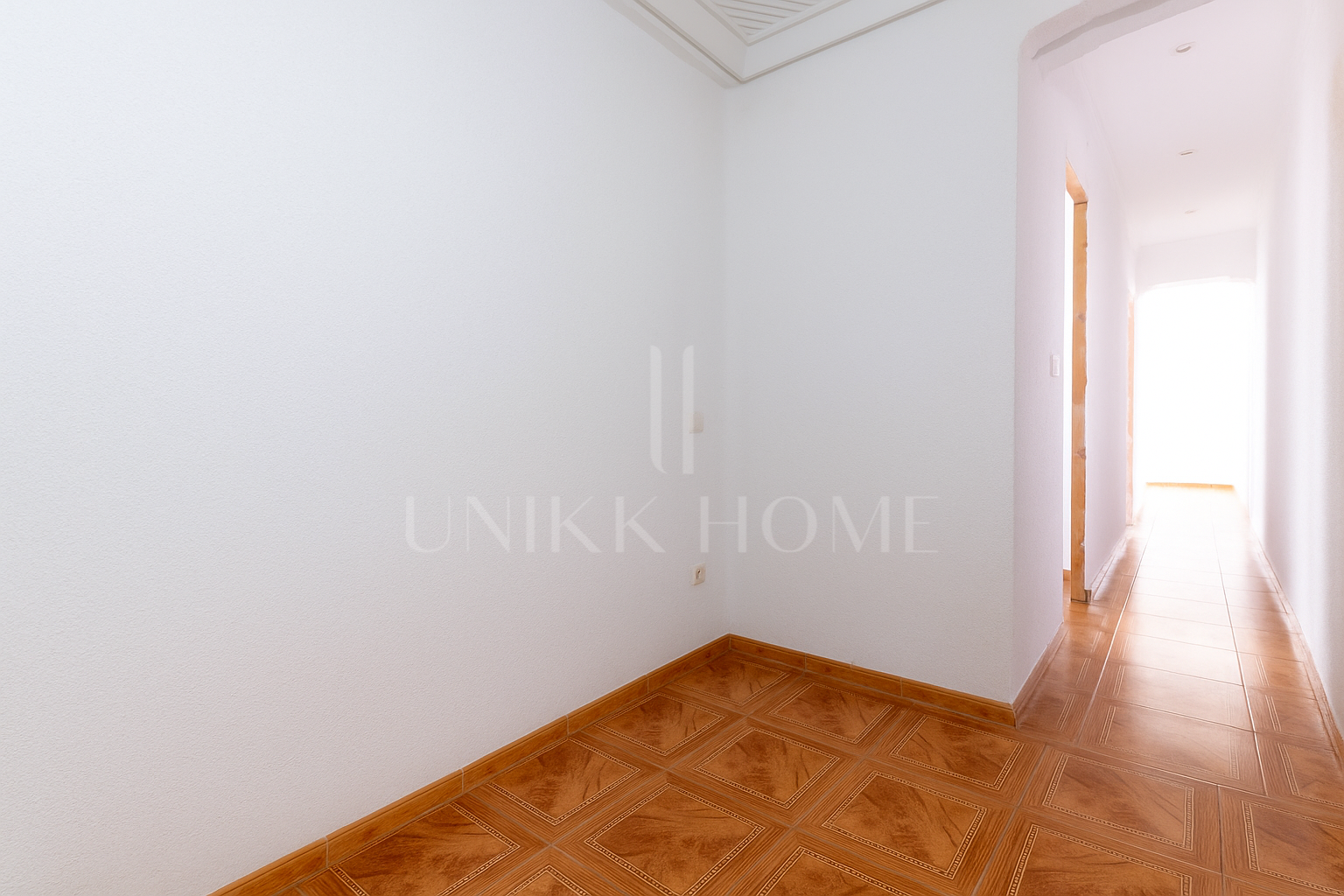 We present this apartment in a quiet pedestrian street of the Historical Center of Malaga. From the interior you enjoy direct views of the Cathedral, and the building dis