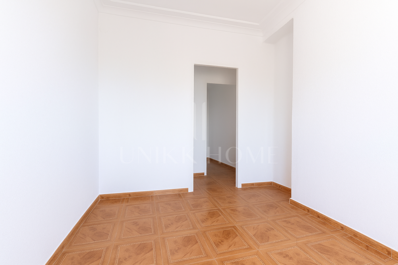 We present this apartment in a quiet pedestrian street of the Historical Center of Malaga. From the interior you enjoy direct views of the Cathedral, and the building dis