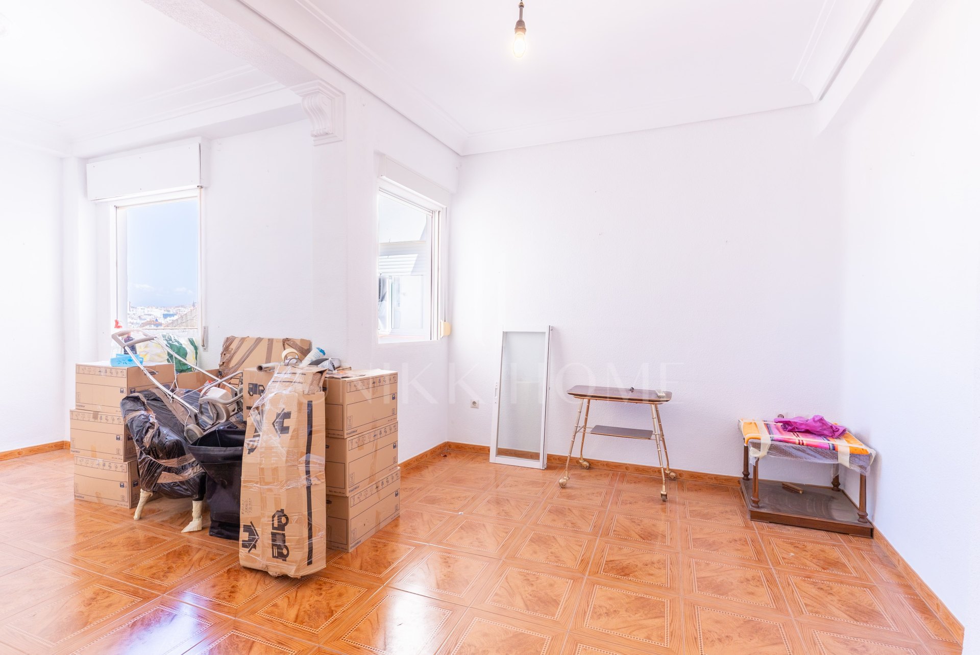 We present this apartment in a quiet pedestrian street of the Historical Center of Malaga. From the interior you enjoy direct views of the Cathedral, and the building dis