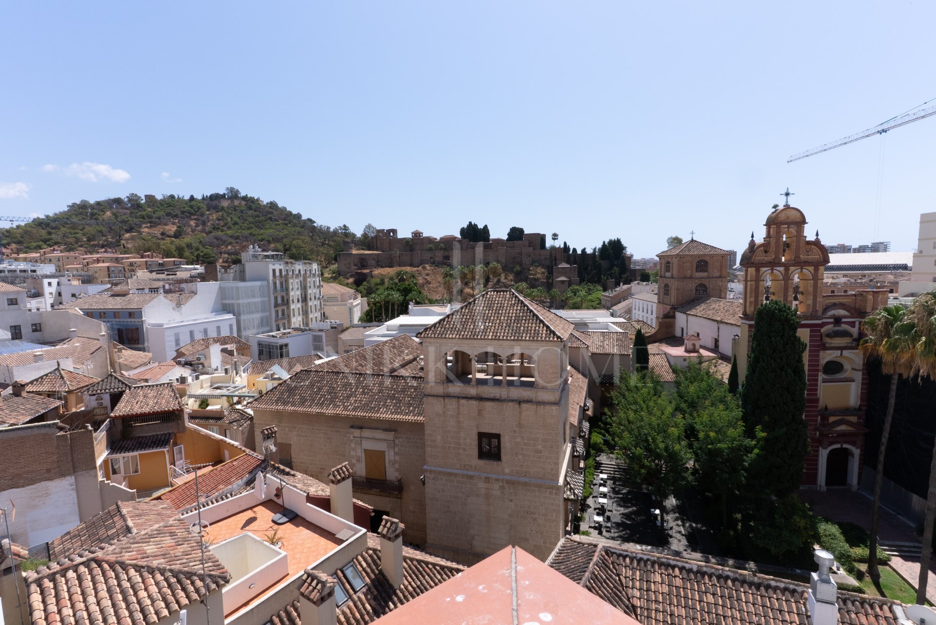We present this apartment in a quiet pedestrian street of the Historical Center of Malaga. From the interior you enjoy direct views of the Cathedral, and the building dis