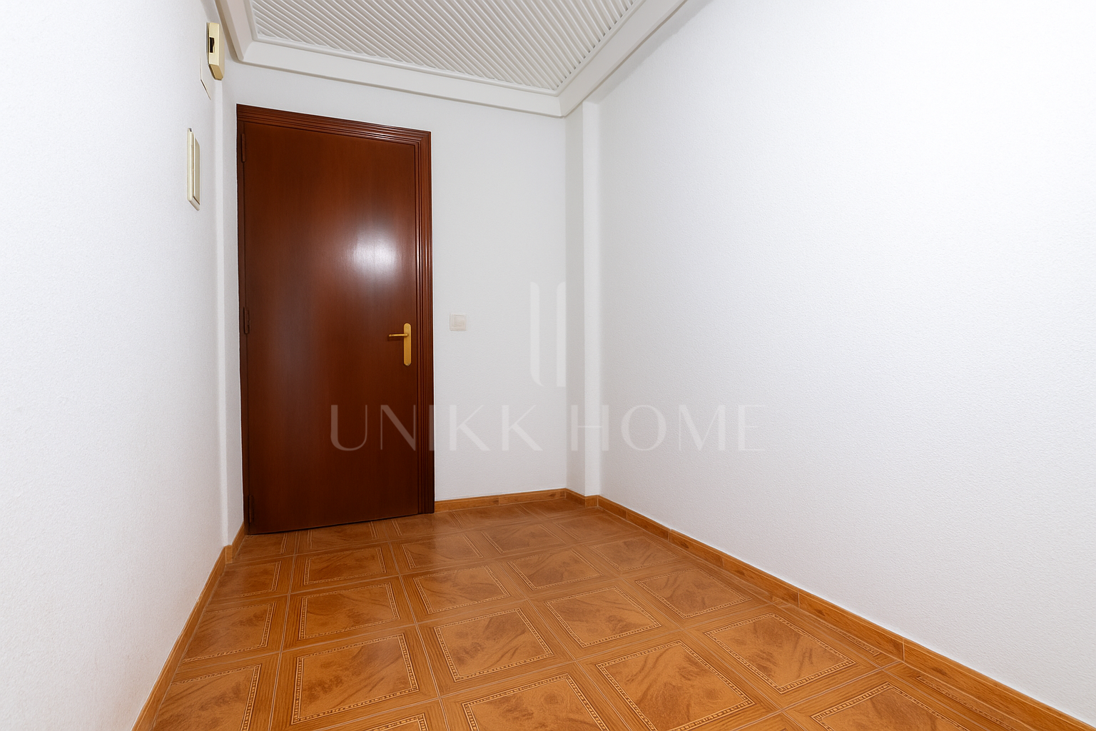 We present this apartment in a quiet pedestrian street of the Historical Center of Malaga. From the interior you enjoy direct views of the Cathedral, and the building dis