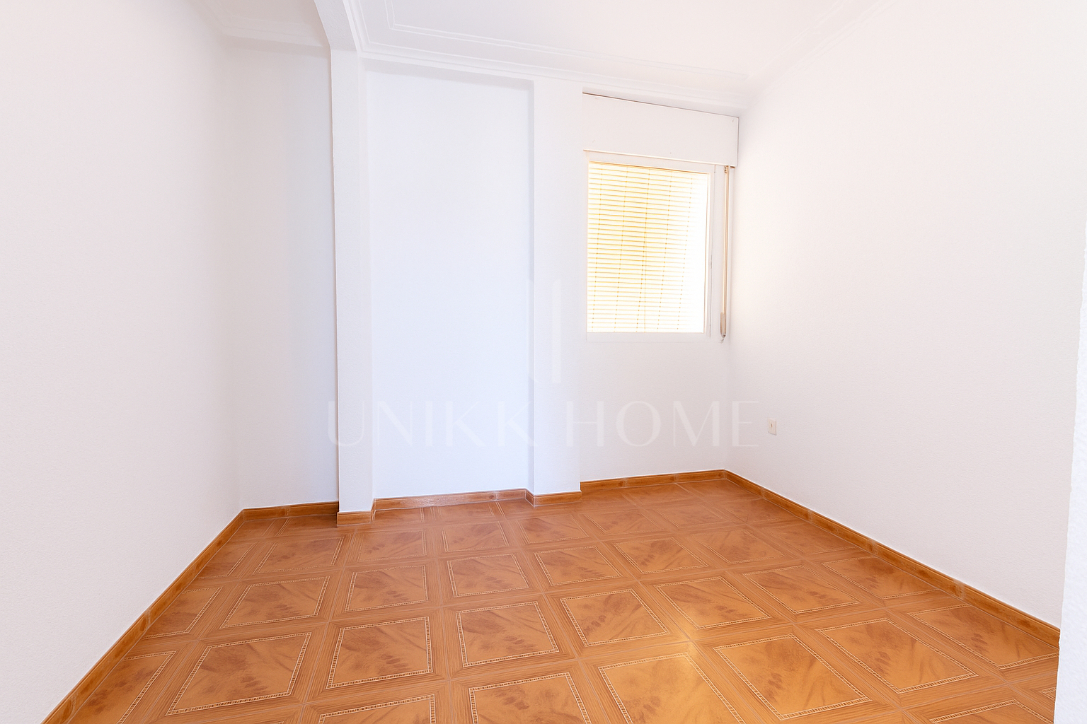We present this apartment in a quiet pedestrian street of the Historical Center of Malaga. From the interior you enjoy direct views of the Cathedral, and the building dis
