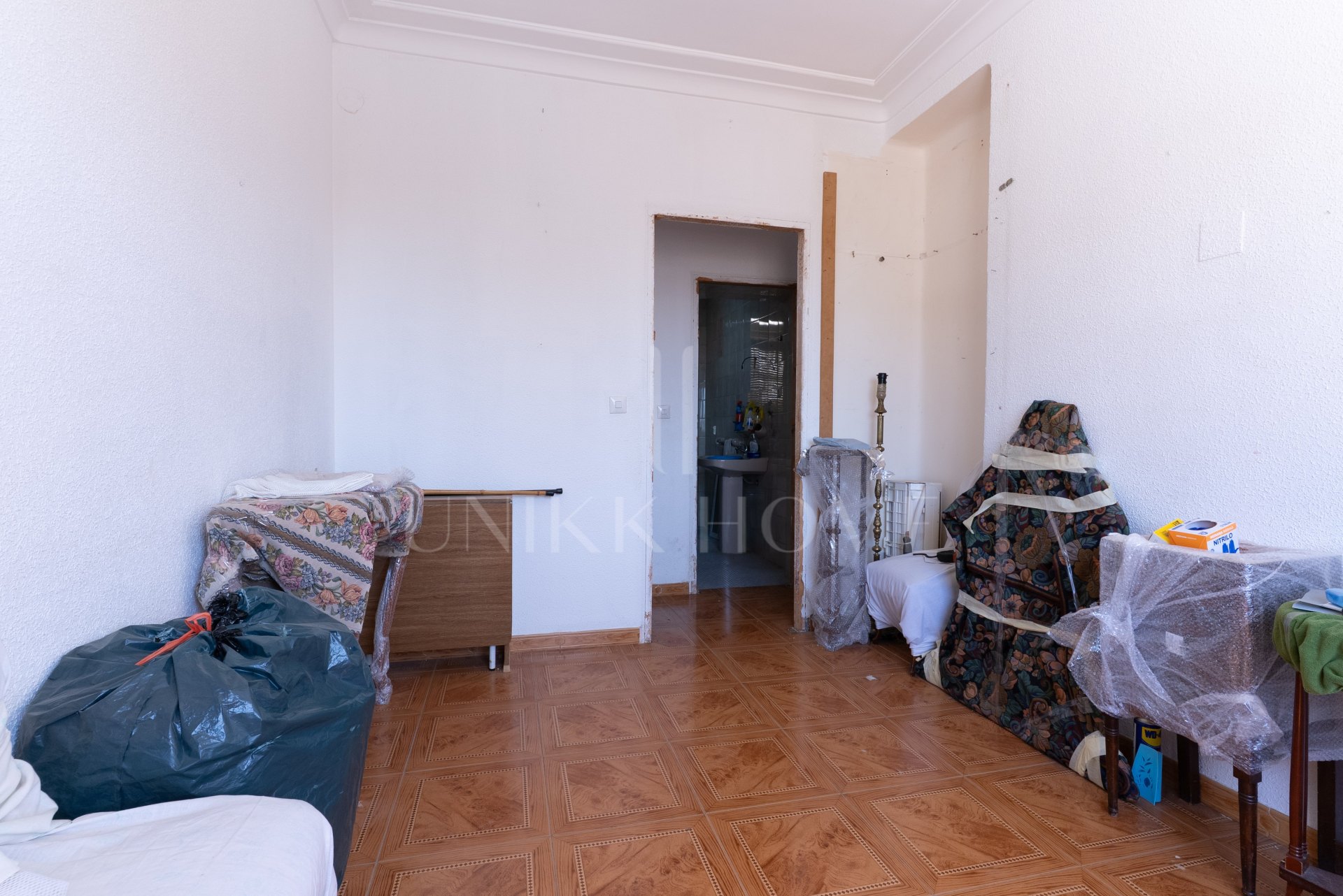 We present this apartment in a quiet pedestrian street of the Historical Center of Malaga. From the interior you enjoy direct views of the Cathedral, and the building dis