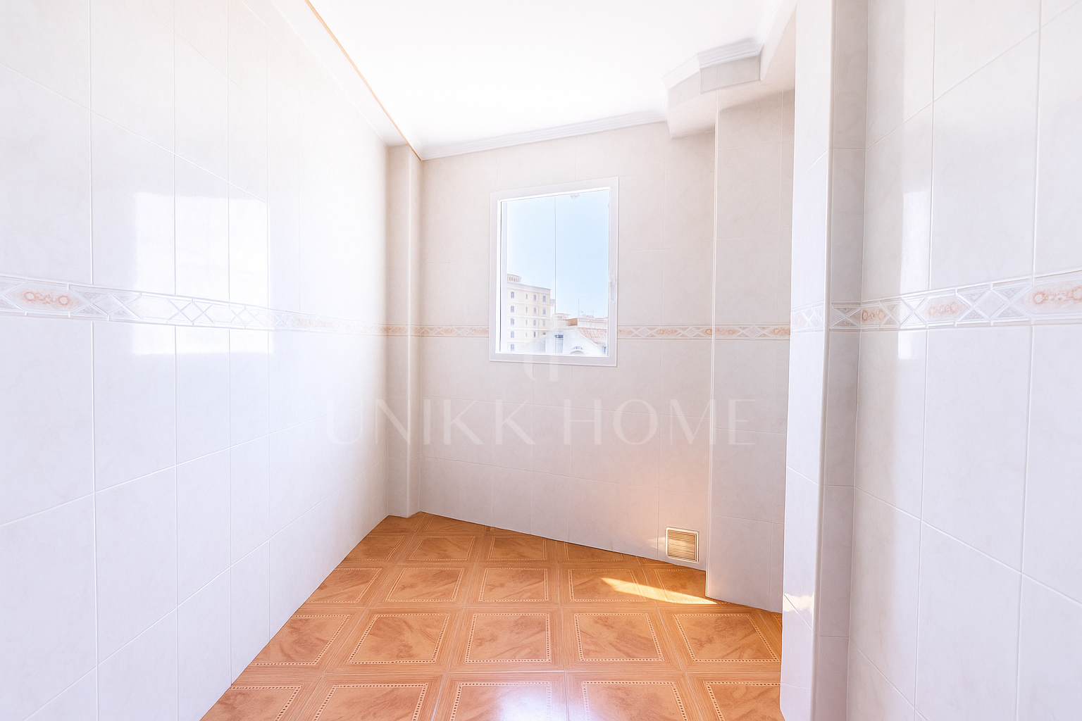We present this apartment in a quiet pedestrian street of the Historical Center of Malaga. From the interior you enjoy direct views of the Cathedral, and the building dis