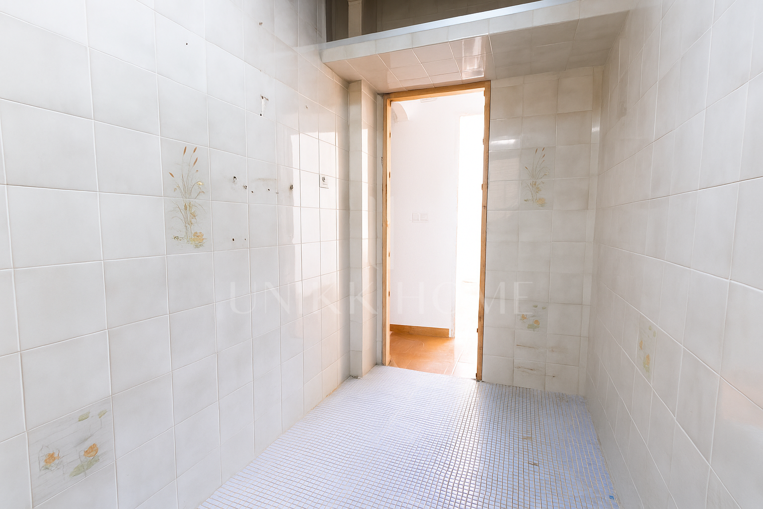 We present this apartment in a quiet pedestrian street of the Historical Center of Malaga. From the interior you enjoy direct views of the Cathedral, and the building dis