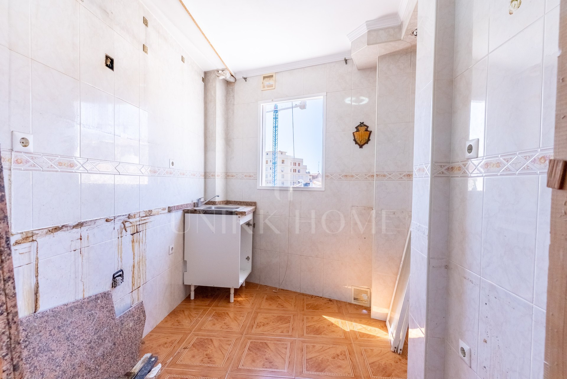 We present this apartment in a quiet pedestrian street of the Historical Center of Malaga. From the interior you enjoy direct views of the Cathedral, and the building dis