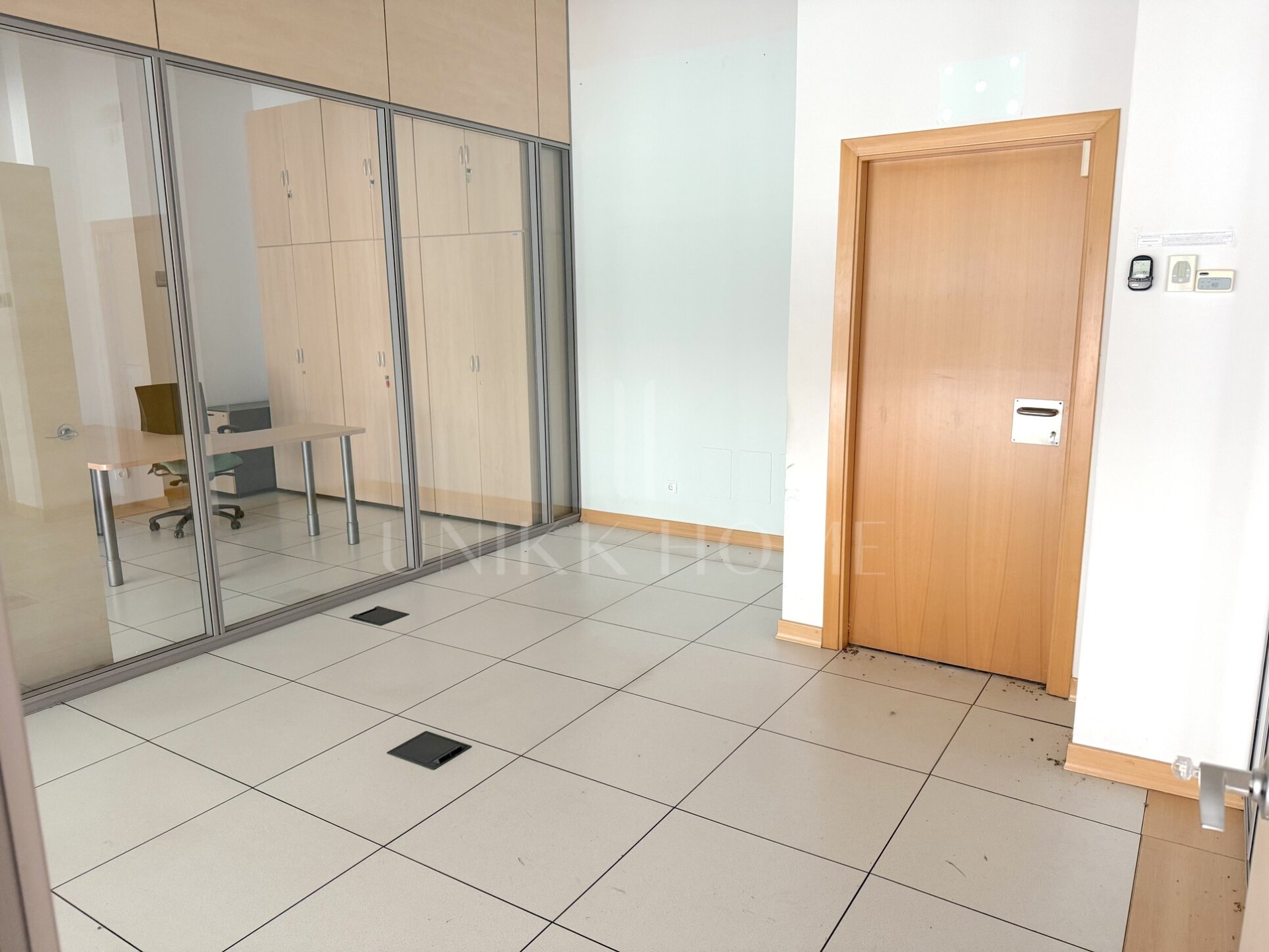 Descubre esta excelente oportunidad de inversión en el corazón del Parque Tecnológico. Se trata de un conjunto de oficinas que ofrece 493,55 m² distribuidos en 15 salas versátiles, ideales para equipos de trabajo, despachos privados o zonas de reuniones.