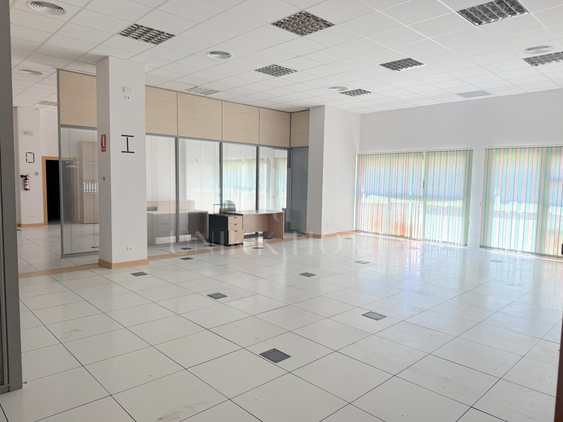Descubre esta excelente oportunidad de inversión en el corazón del Parque Tecnológico. Se trata de un conjunto de oficinas que ofrece 493,55 m² distribuidos en 15 salas versátiles, ideales para equipos de trabajo, despachos privados o zonas de reuniones.
