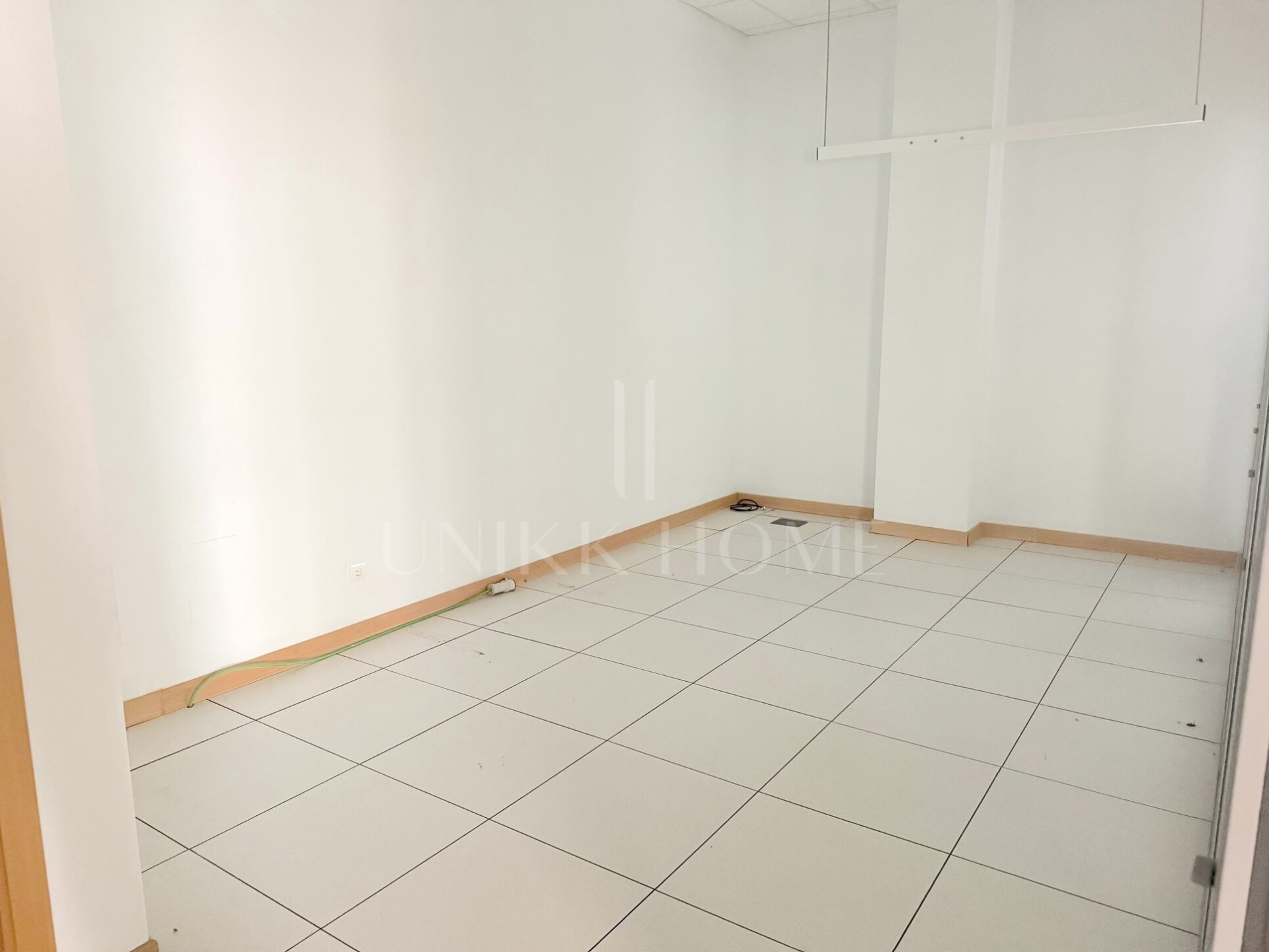 Descubre esta excelente oportunidad de inversión en el corazón del Parque Tecnológico. Se trata de un conjunto de oficinas que ofrece 493,55 m² distribuidos en 15 salas versátiles, ideales para equipos de trabajo, despachos privados o zonas de reuniones.