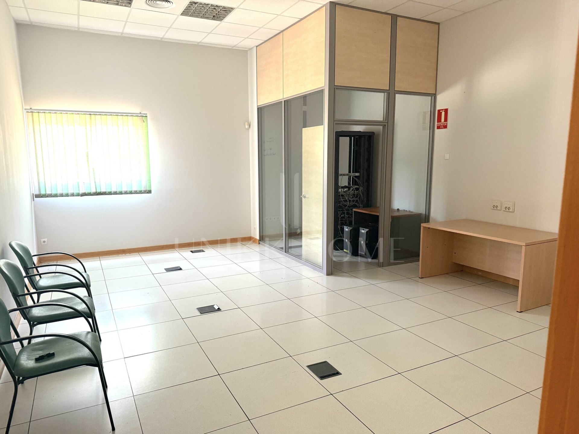 Descubre esta excelente oportunidad de inversión en el corazón del Parque Tecnológico. Se trata de un conjunto de oficinas que ofrece 493,55 m² distribuidos en 15 salas versátiles, ideales para equipos de trabajo, despachos privados o zonas de reuniones.