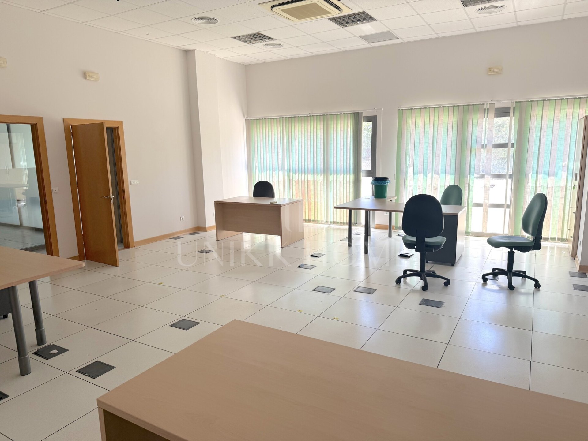 Descubre esta excelente oportunidad de inversión en el corazón del Parque Tecnológico. Se trata de un conjunto de oficinas que ofrece 493,55 m² distribuidos en 15 salas versátiles, ideales para equipos de trabajo, despachos privados o zonas de reuniones.