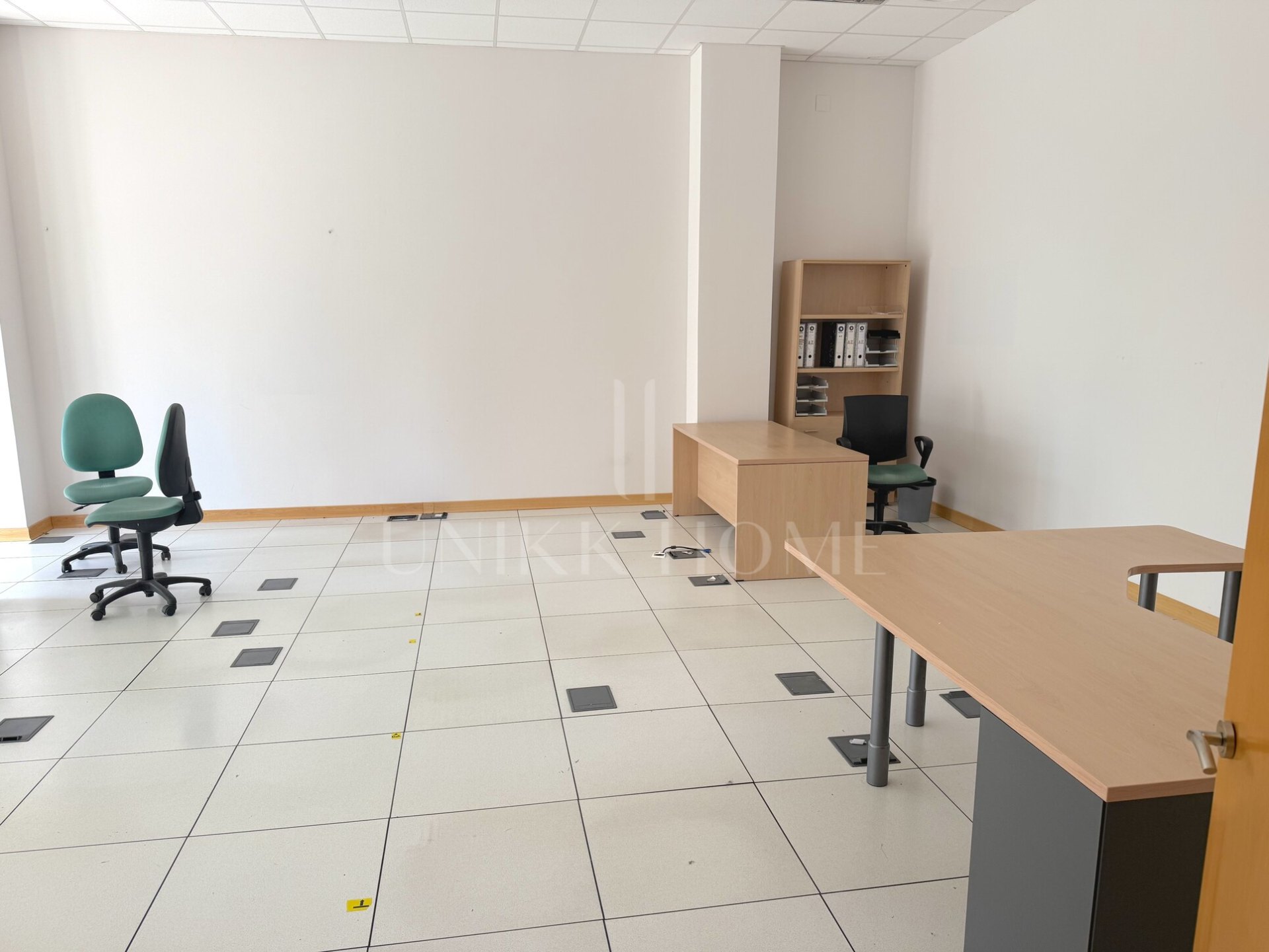 Descubre esta excelente oportunidad de inversión en el corazón del Parque Tecnológico. Se trata de un conjunto de oficinas que ofrece 493,55 m² distribuidos en 15 salas versátiles, ideales para equipos de trabajo, despachos privados o zonas de reuniones.