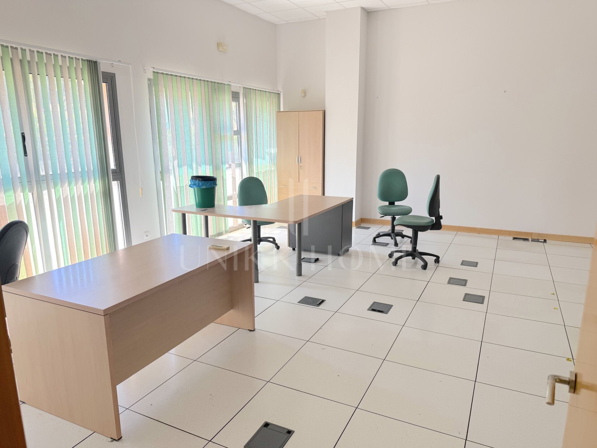 Descubre esta excelente oportunidad de inversión en el corazón del Parque Tecnológico. Se trata de un conjunto de oficinas que ofrece 493,55 m² distribuidos en 15 salas versátiles, ideales para equipos de trabajo, despachos privados o zonas de reuniones.