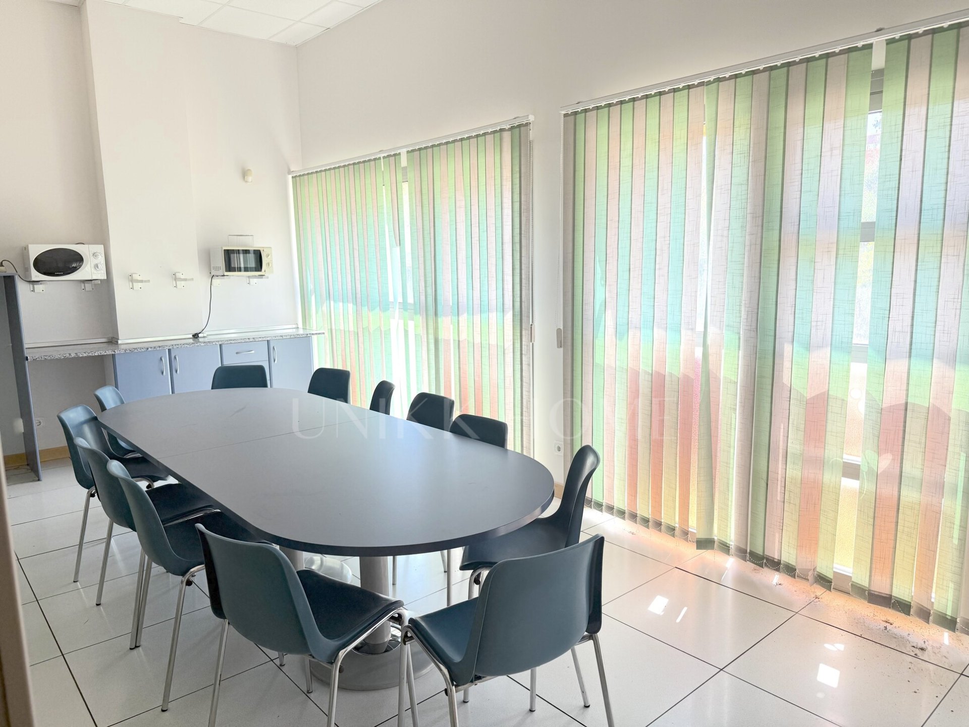 Descubre esta excelente oportunidad de inversión en el corazón del Parque Tecnológico. Se trata de un conjunto de oficinas que ofrece 493,55 m² distribuidos en 15 salas versátiles, ideales para equipos de trabajo, despachos privados o zonas de reuniones.