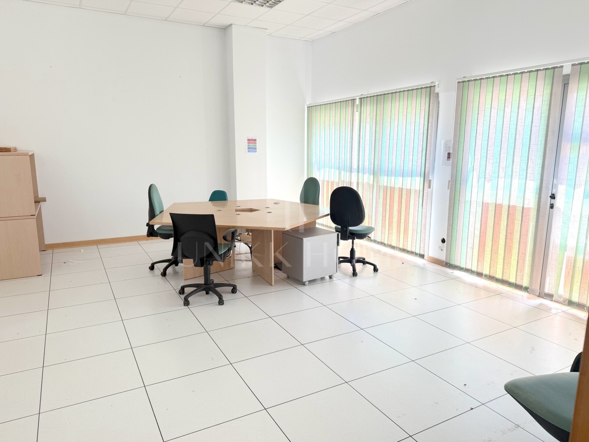 Descubre esta excelente oportunidad de inversión en el corazón del Parque Tecnológico. Se trata de un conjunto de oficinas que ofrece 493,55 m² distribuidos en 15 salas versátiles, ideales para equipos de trabajo, despachos privados o zonas de reuniones.