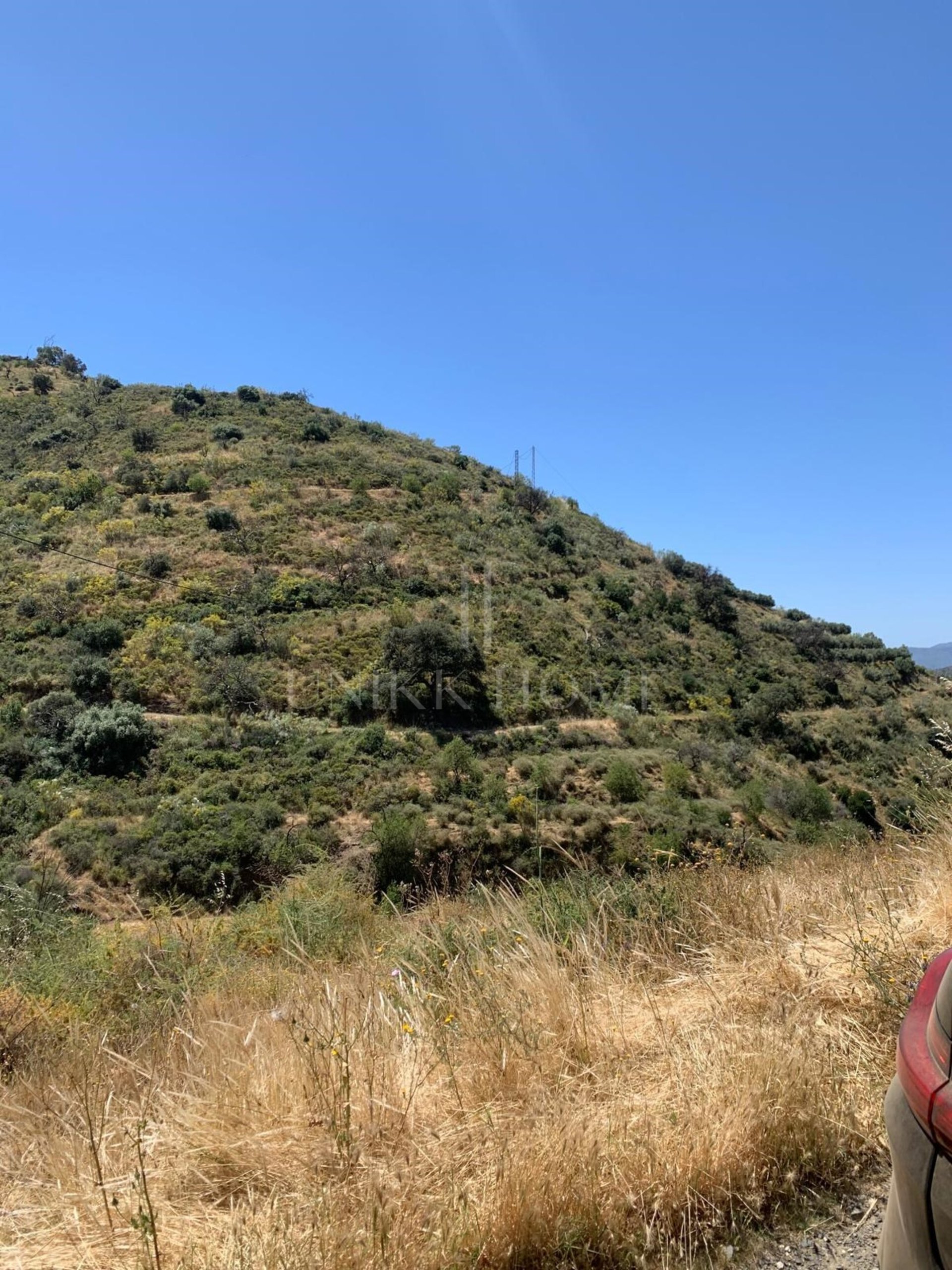 Finca rústica de 11.282 metros cuadrados situada en el Polígono 36 de Málaga en pleno entorno natural de los Montes de Málaga, a tan solo quince minutos del centro de la ciudad con acceso por autovía y un tramo final de aproximadamente cuatro kilómetros p