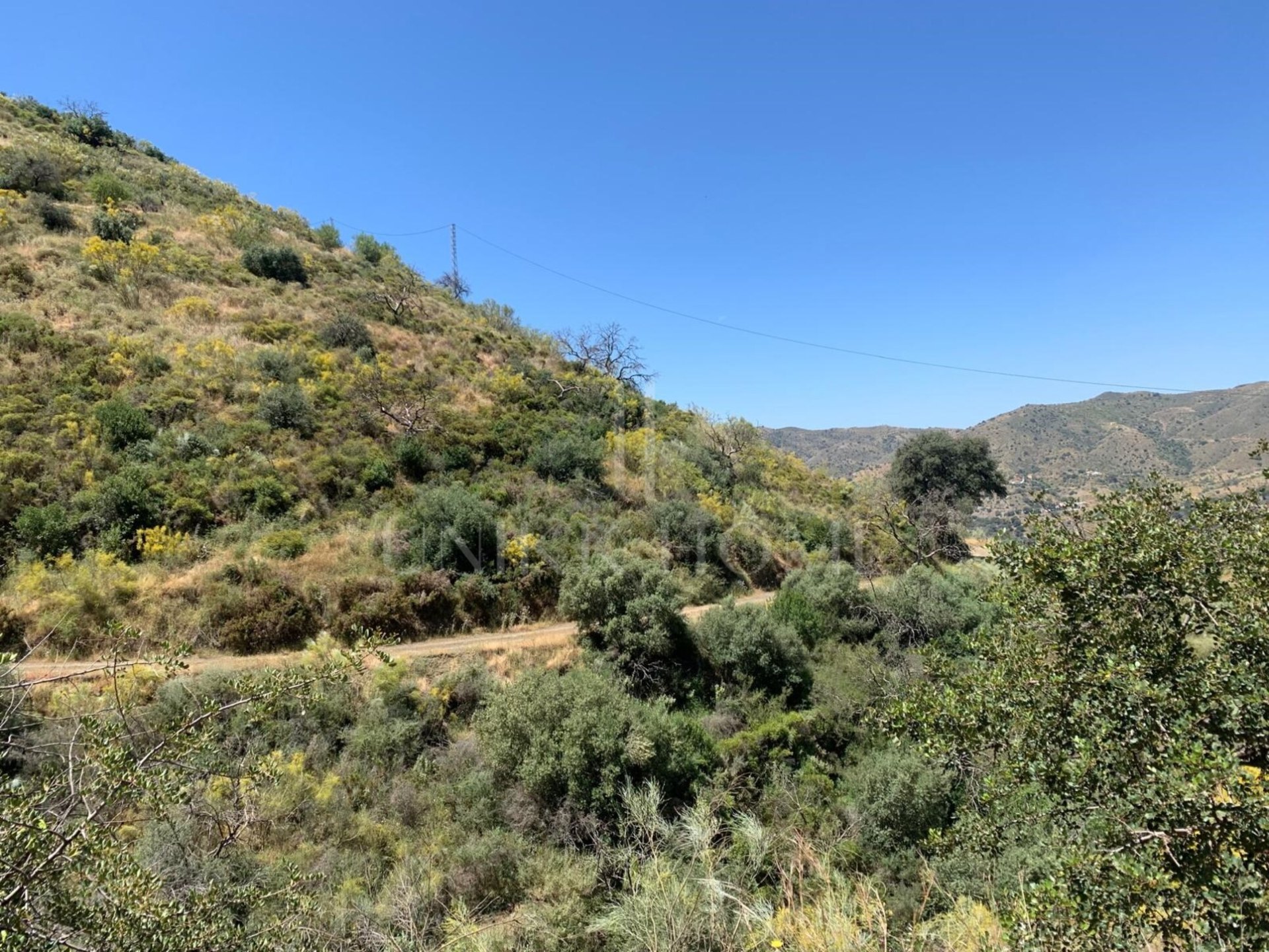 Finca rústica de 11.282 metros cuadrados situada en el Polígono 36 de Málaga en pleno entorno natural de los Montes de Málaga, a tan solo quince minutos del centro de la ciudad con acceso por autovía y un tramo final de aproximadamente cuatro kilómetros p