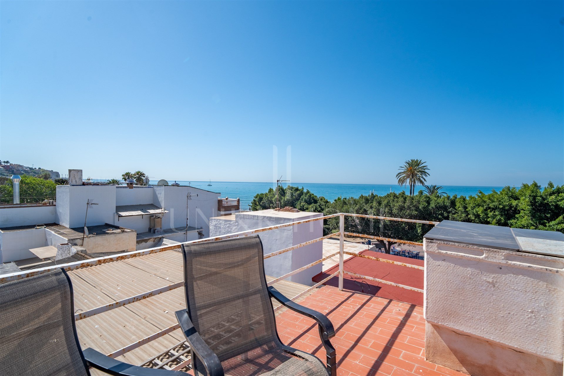 High-Yield Investment in El Palo: Townhouse with 2 Independent Units & Tourist Licenses