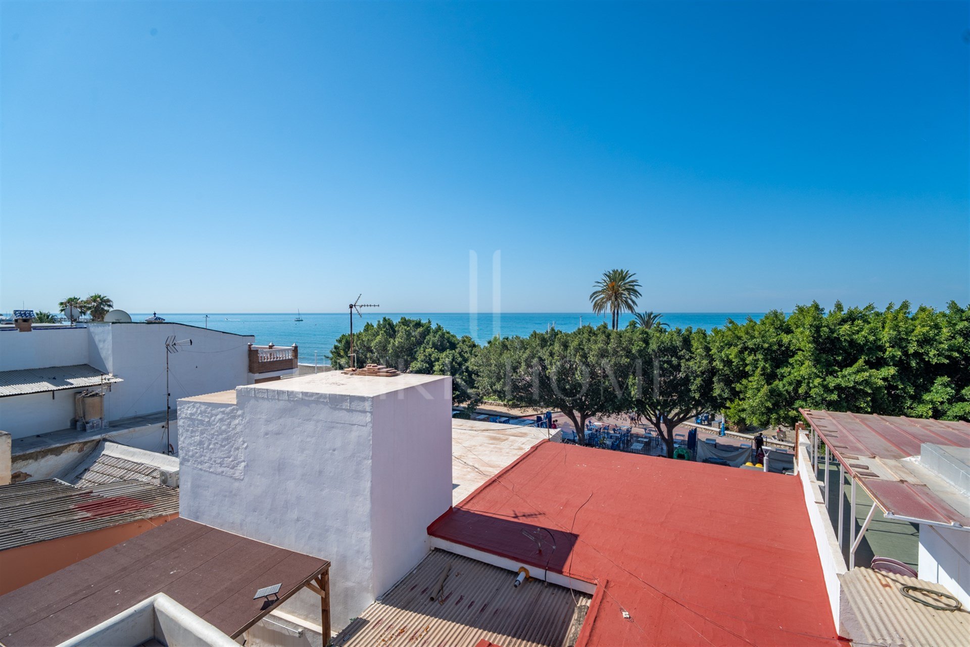 High-Yield Investment in El Palo: Townhouse with 2 Independent Units & Tourist Licenses