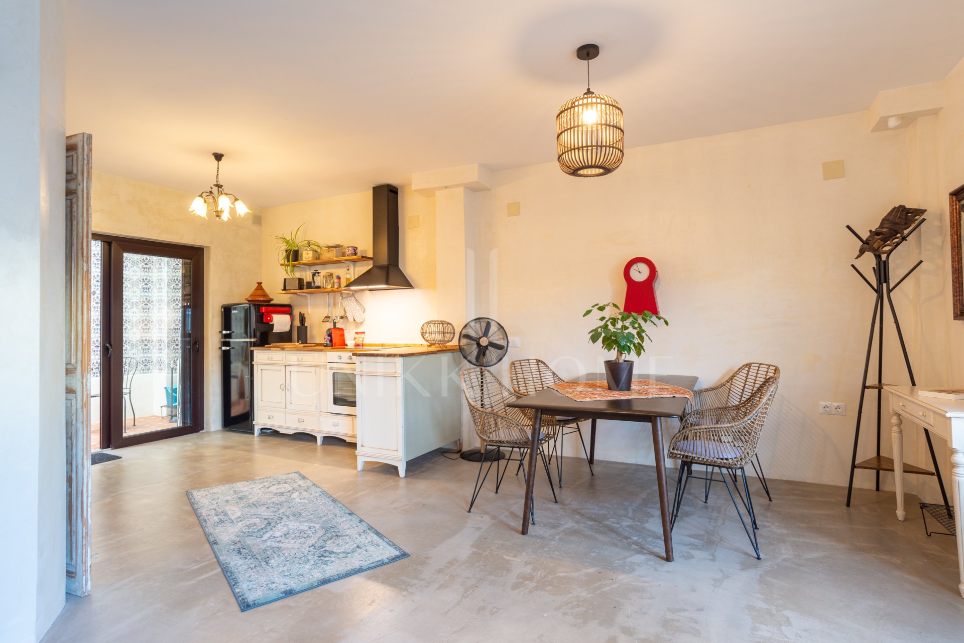 High-Yield Investment in El Palo: Townhouse with 2 Independent Units & Tourist Licenses