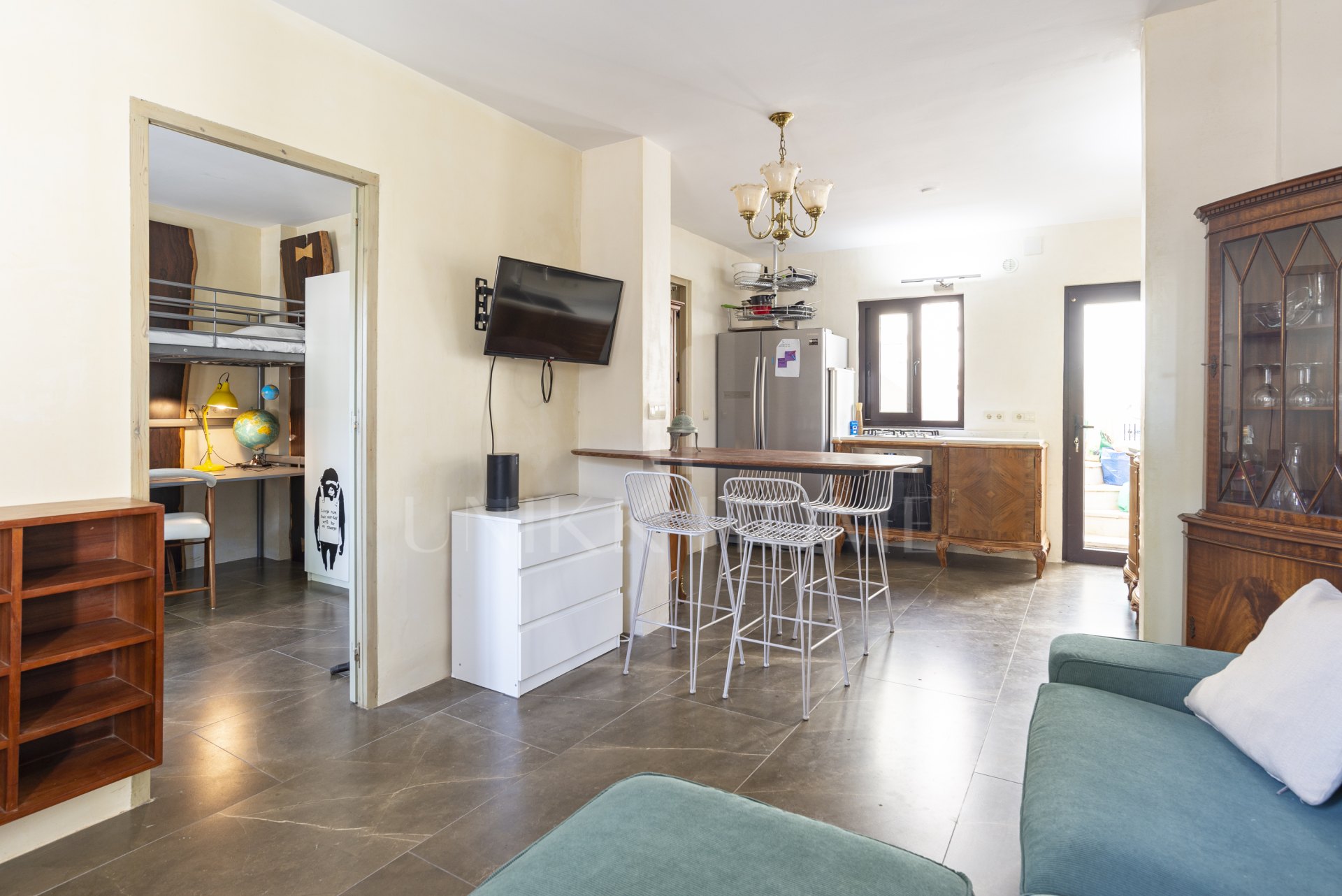 High-Yield Investment in El Palo: Townhouse with 2 Independent Units & Tourist Licenses