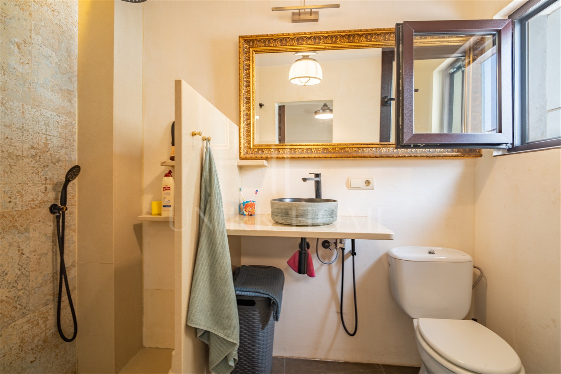 High-Yield Investment in El Palo: Townhouse with 2 Independent Units & Tourist Licenses
