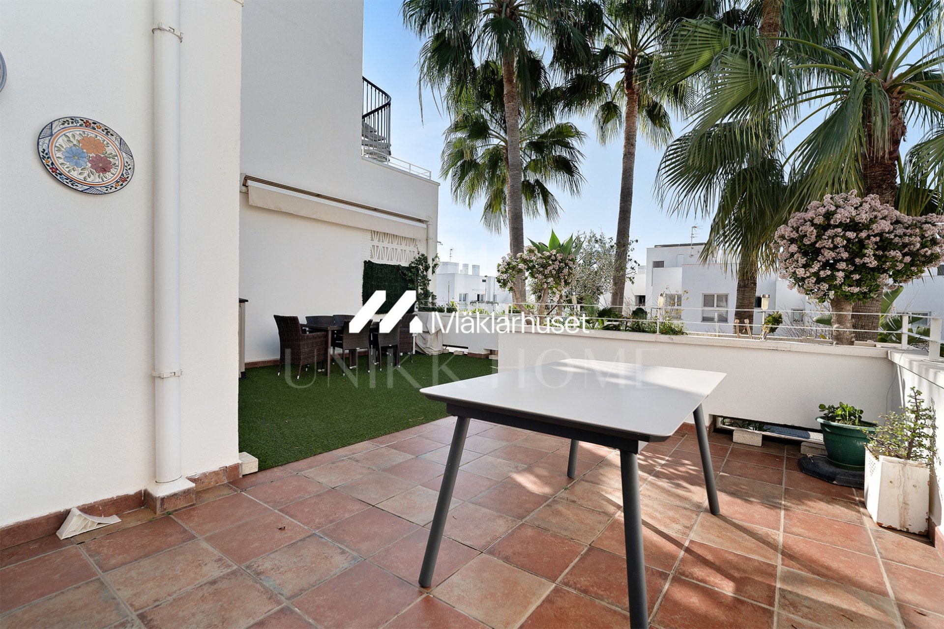 Spectacular three bedroom apartment, ideal to enjoy the life on the beach and the comfort of a quiet environment. This property has two bathrooms, a large terrace of 48 m2, and two parking spaces.