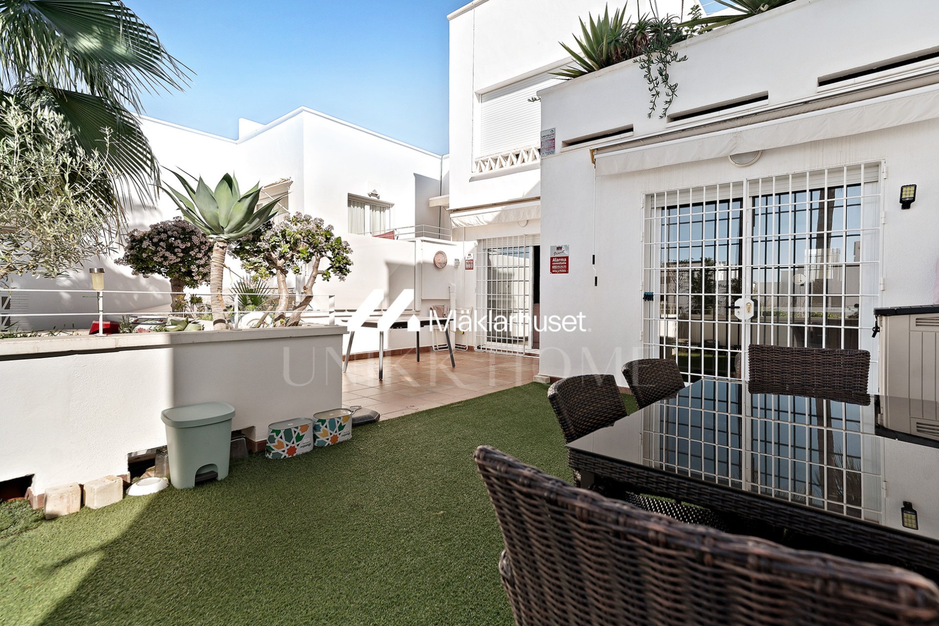 Spectacular three bedroom apartment, ideal to enjoy the life on the beach and the comfort of a quiet environment. This property has two bathrooms, a large terrace of 48 m2, and two parking spaces.