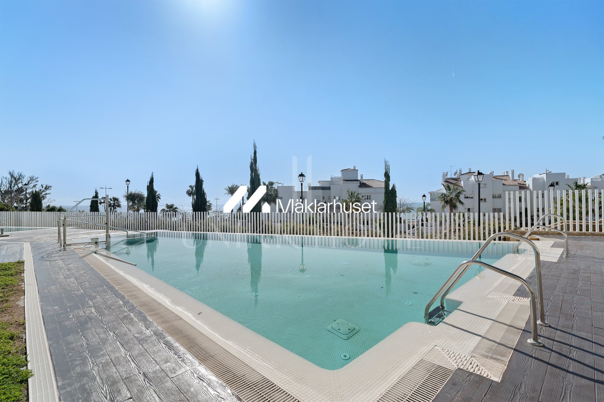 Spectacular three bedroom apartment, ideal to enjoy the life on the beach and the comfort of a quiet environment. This property has two bathrooms, a large terrace of 48 m2, and two parking spaces.