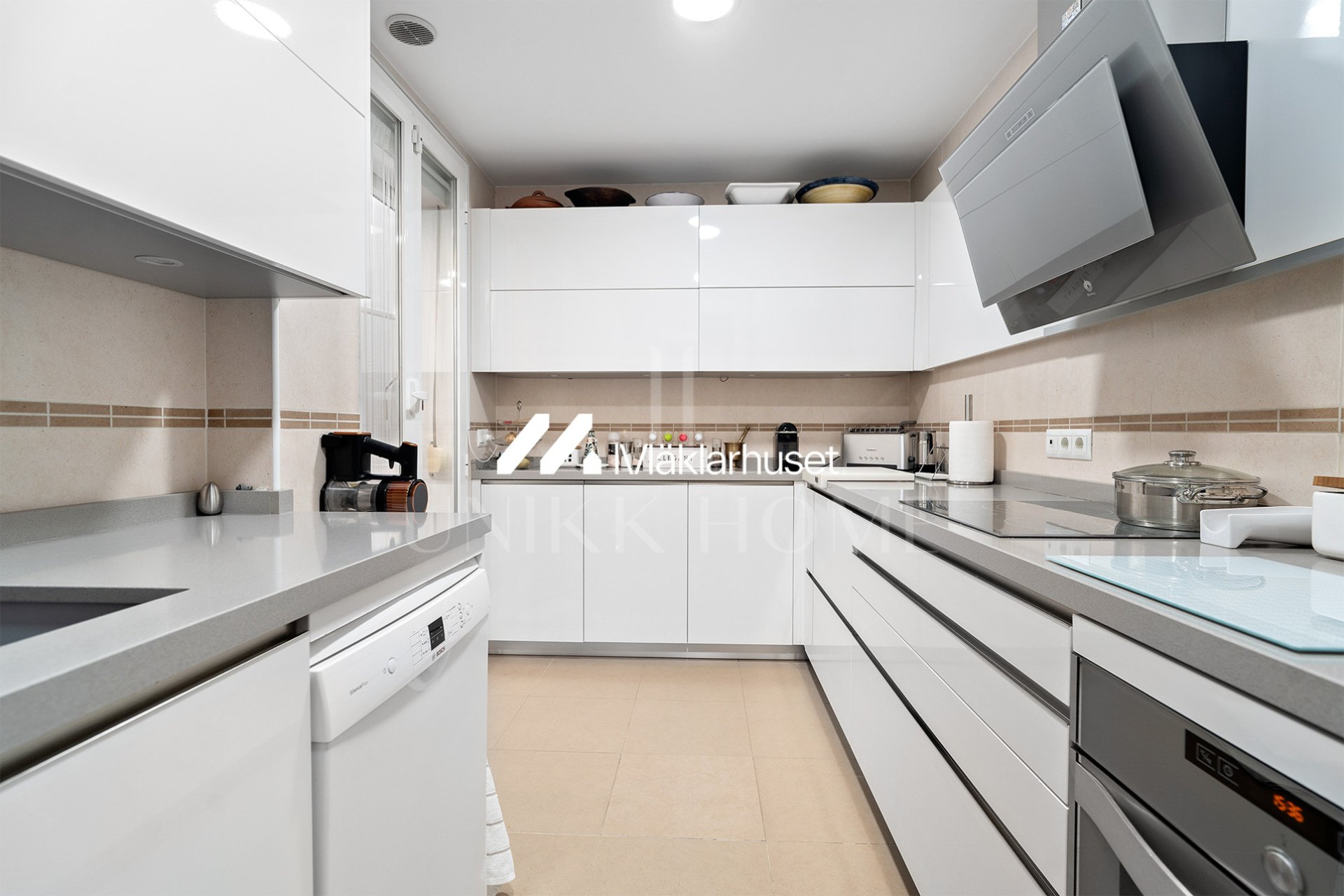 Spectacular three bedroom apartment, ideal to enjoy the life on the beach and the comfort of a quiet environment. This property has two bathrooms, a large terrace of 48 m2, and two parking spaces.
