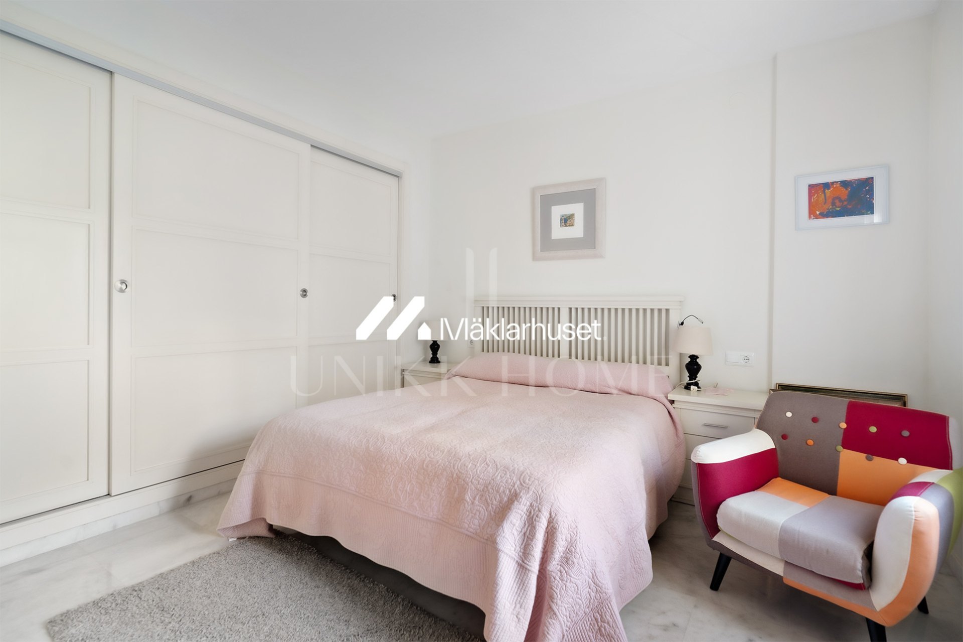 Spectacular three bedroom apartment, ideal to enjoy the life on the beach and the comfort of a quiet environment. This property has two bathrooms, a large terrace of 48 m2, and two parking spaces.
