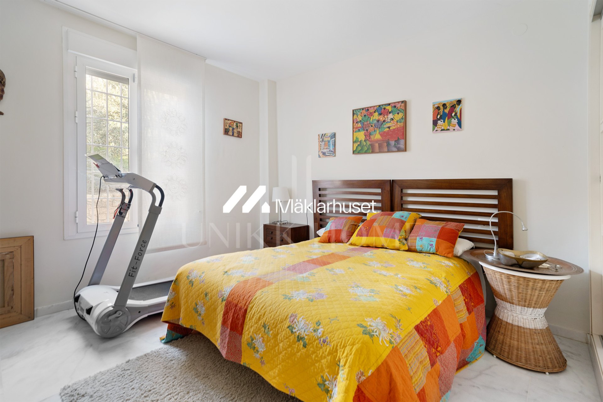 Spectacular three bedroom apartment, ideal to enjoy the life on the beach and the comfort of a quiet environment. This property has two bathrooms, a large terrace of 48 m2, and two parking spaces.