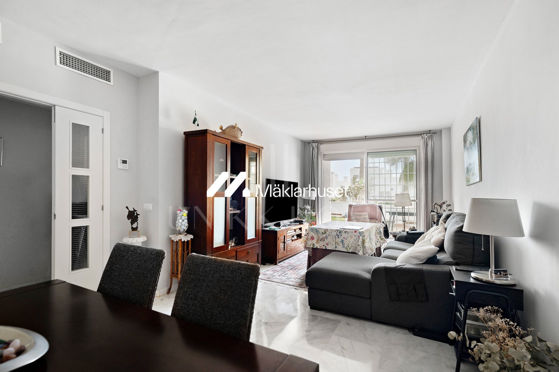 Spectacular three bedroom apartment, ideal to enjoy the life on the beach and the comfort of a quiet environment. This property has two bathrooms, a large terrace of 48 m2, and two parking spaces.