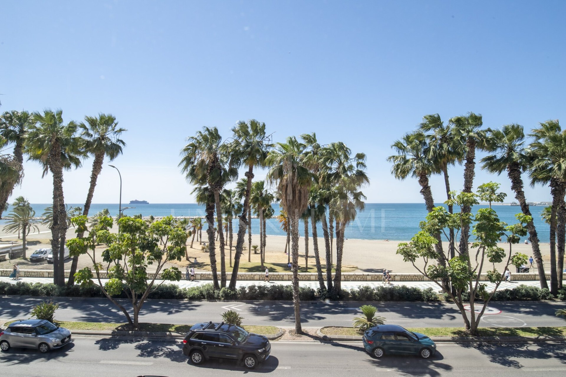 Ubicada en una de las zonas más codiciadas de Málaga, esta espectacular vivienda se sitúa en el emblemático Paseo Marítimo Pablo Ruiz Picasso, a 50 metros de la playa, ofreciendo unas vistas inigualables al mar Mediterráneo.