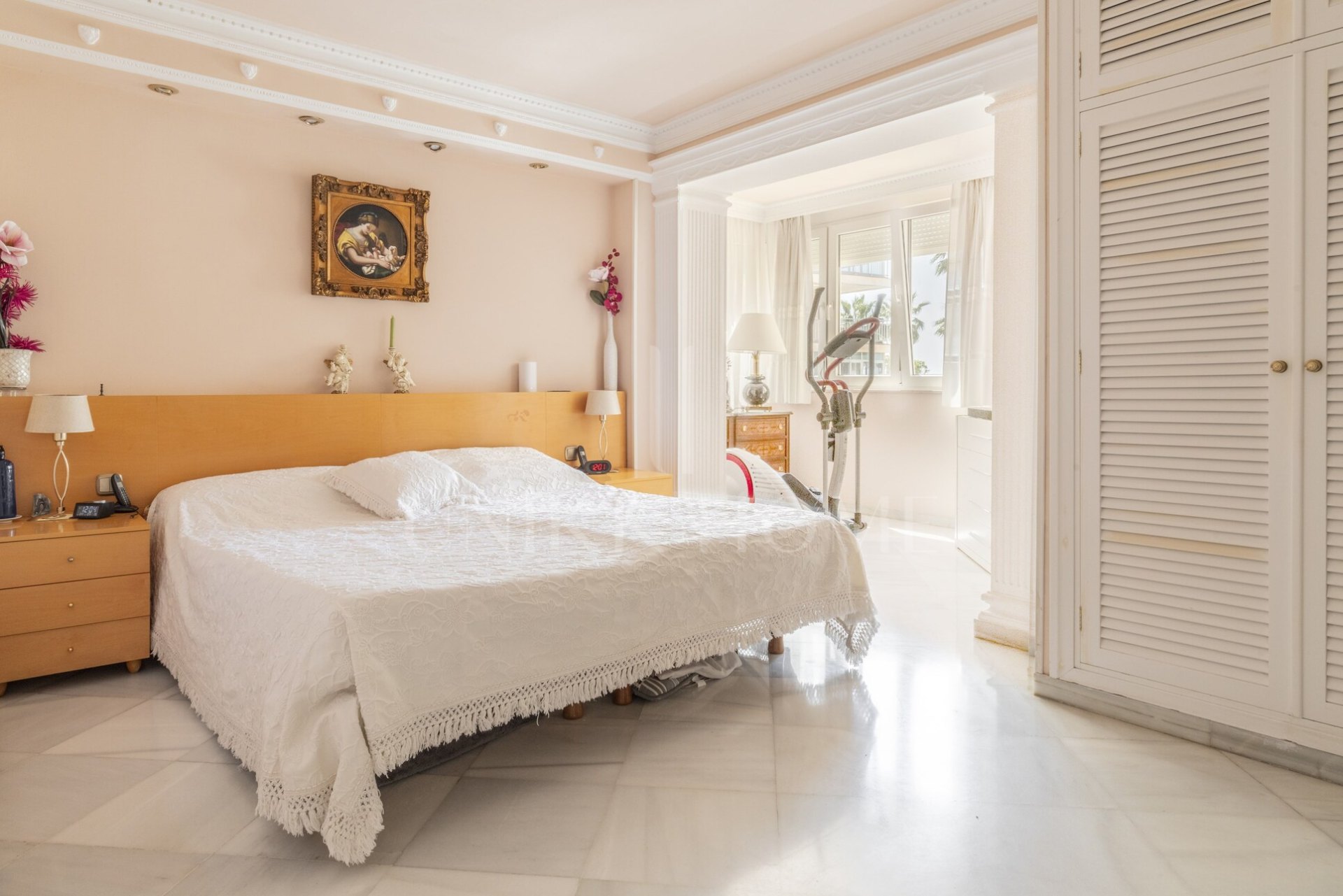 Ubicada en una de las zonas más codiciadas de Málaga, esta espectacular vivienda se sitúa en el emblemático Paseo Marítimo Pablo Ruiz Picasso, a 50 metros de la playa, ofreciendo unas vistas inigualables al mar Mediterráneo.