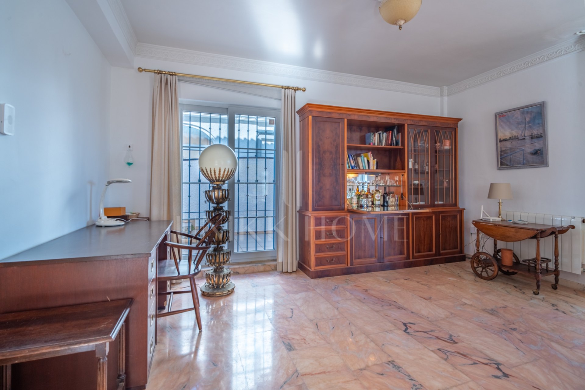 Discover this exclusive villa located in one of the most prestigious residential areas of Fuengirola, located on an elevated plot that offers spectacular panoramic sea views, Sohail Castle and the surrounding mountains. Your privileged