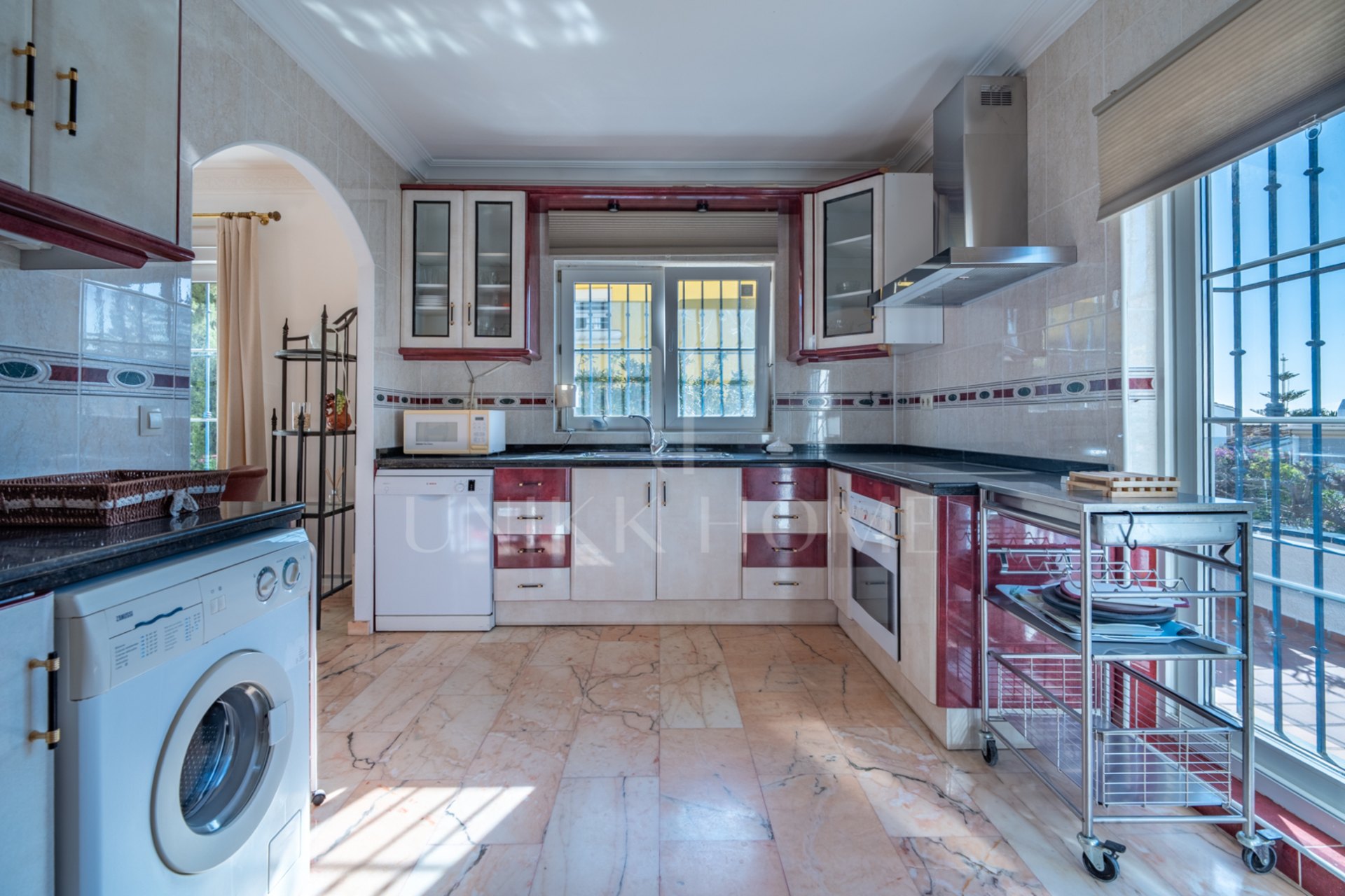 Discover this exclusive villa located in one of the most prestigious residential areas of Fuengirola, located on an elevated plot that offers spectacular panoramic sea views, Sohail Castle and the surrounding mountains. Your privileged