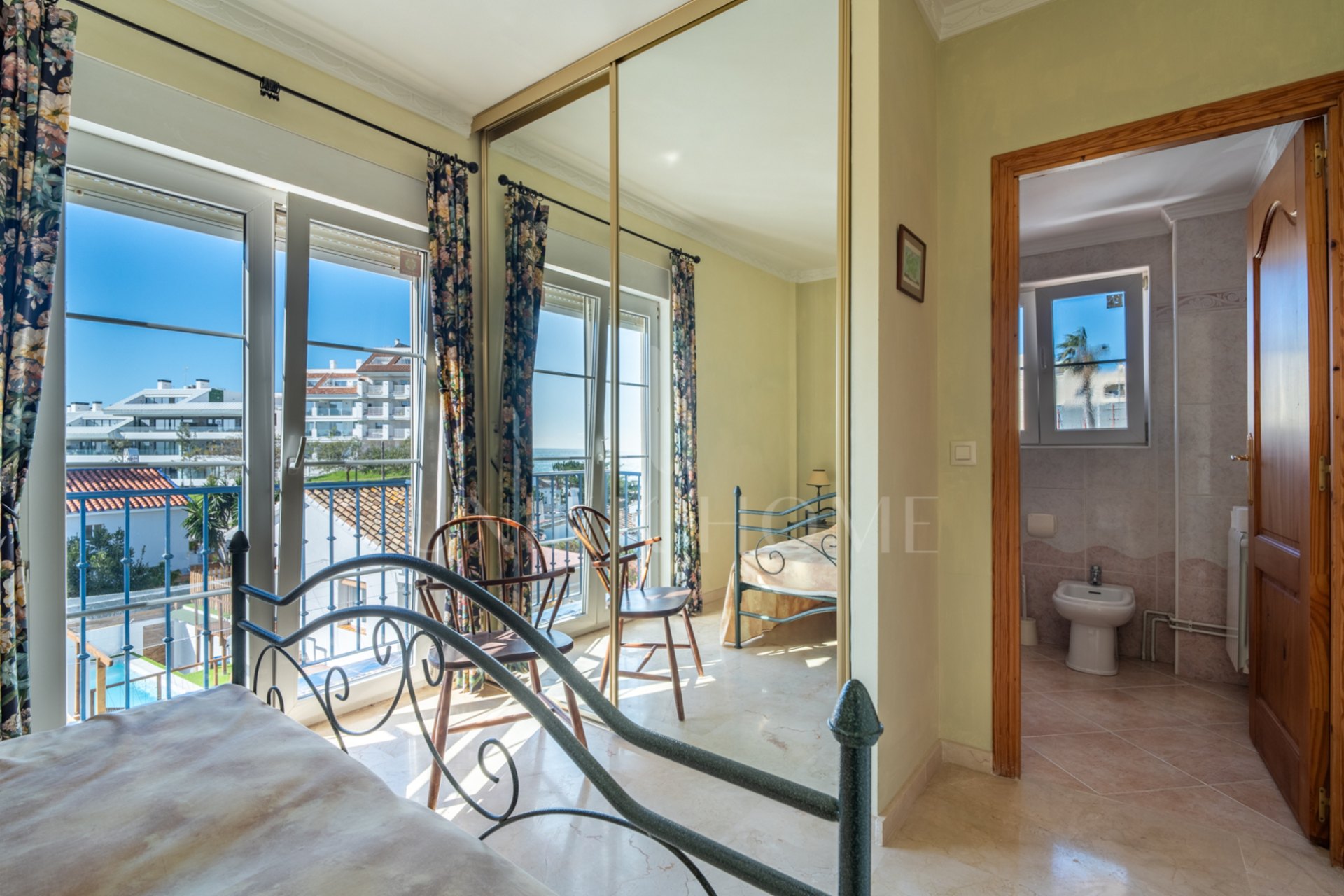 Discover this exclusive villa located in one of the most prestigious residential areas of Fuengirola, located on an elevated plot that offers spectacular panoramic sea views, Sohail Castle and the surrounding mountains. Your privileged