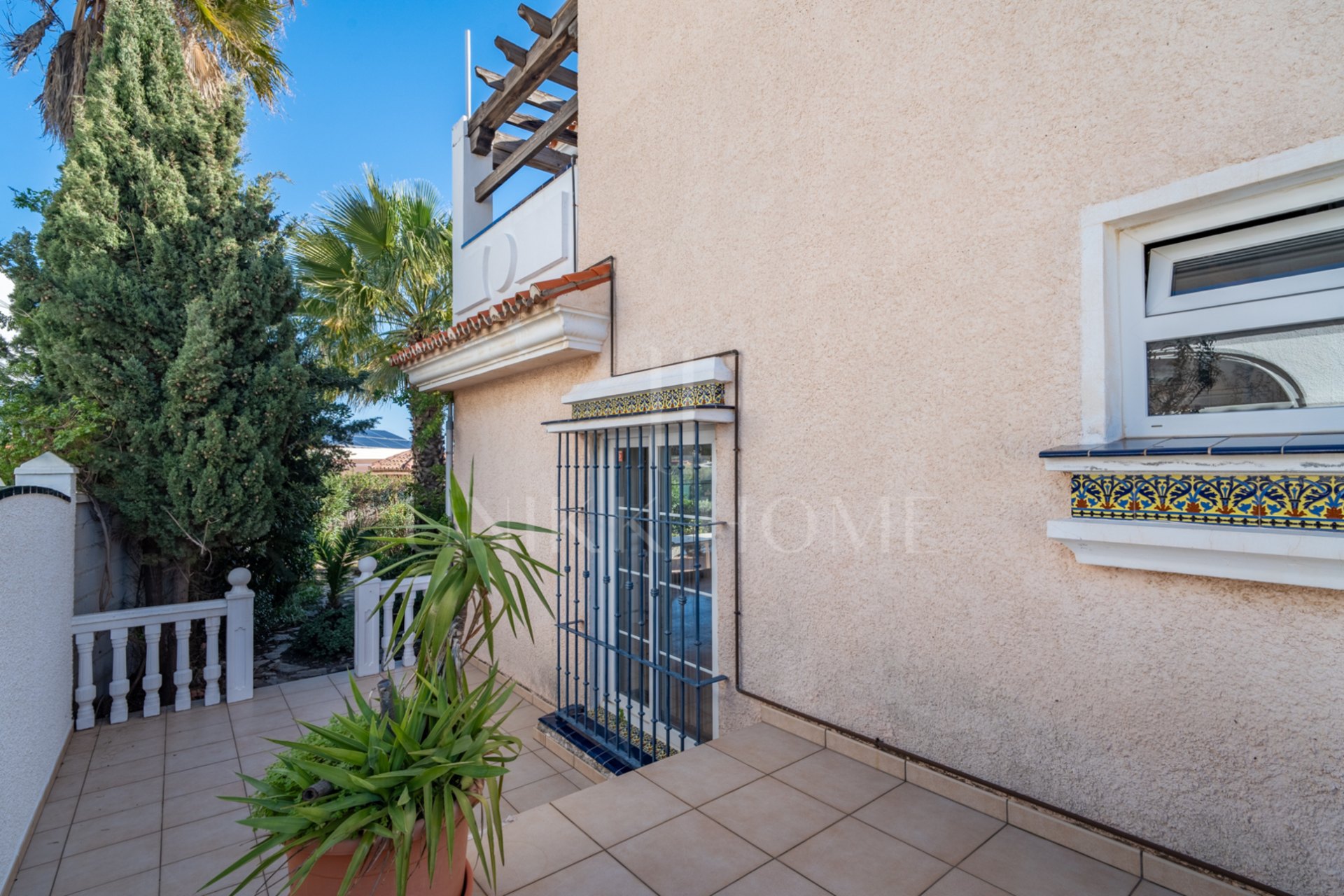 Discover this exclusive villa located in one of the most prestigious residential areas of Fuengirola, located on an elevated plot that offers spectacular panoramic sea views, Sohail Castle and the surrounding mountains. Your privileged