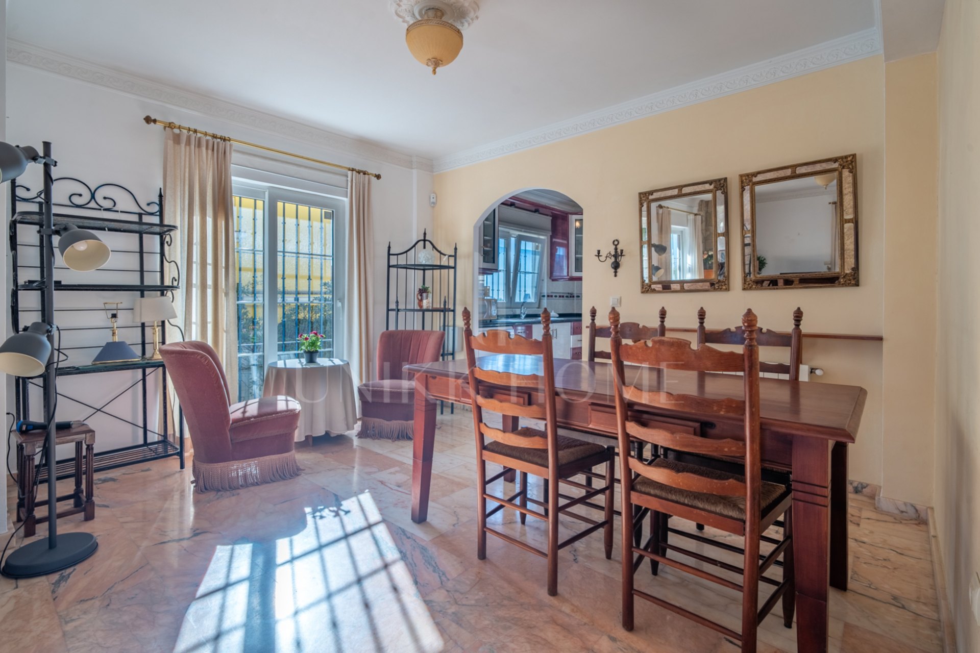 Discover this exclusive villa located in one of the most prestigious residential areas of Fuengirola, located on an elevated plot that offers spectacular panoramic sea views, Sohail Castle and the surrounding mountains. Your privileged