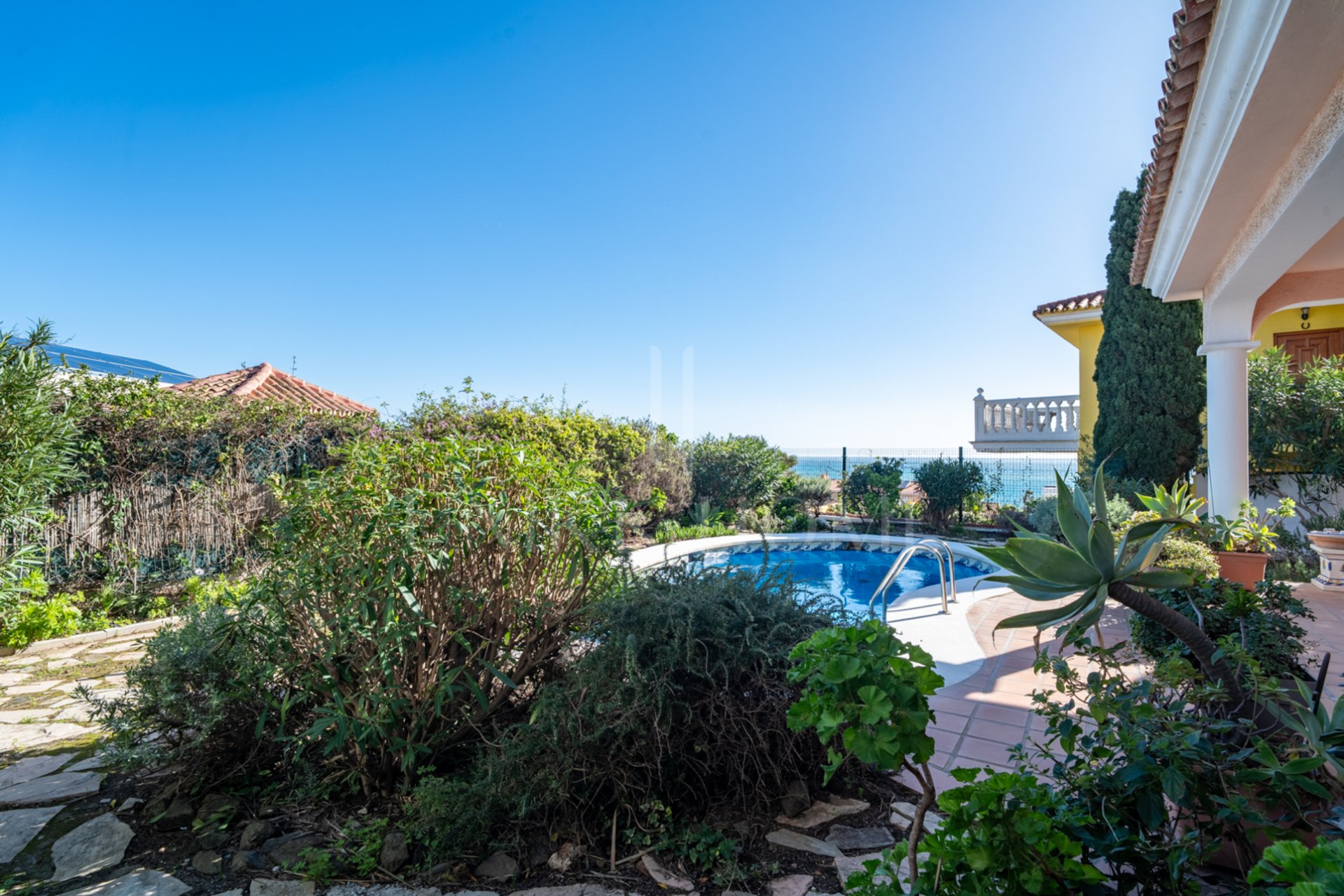 Discover this exclusive villa located in one of the most prestigious residential areas of Fuengirola, located on an elevated plot that offers spectacular panoramic sea views, Sohail Castle and the surrounding mountains. Your privileged
