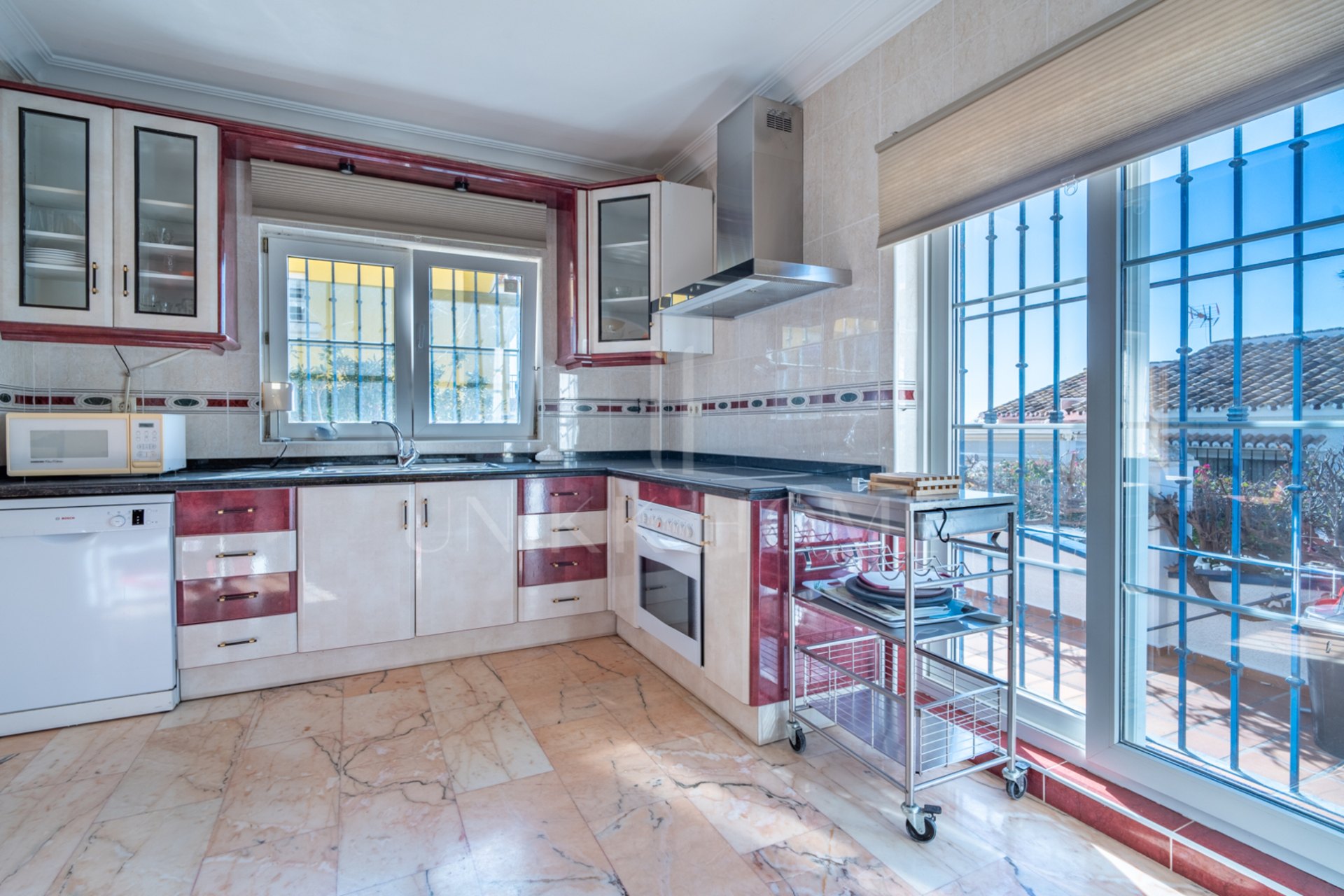 Discover this exclusive villa located in one of the most prestigious residential areas of Fuengirola, located on an elevated plot that offers spectacular panoramic sea views, Sohail Castle and the surrounding mountains. Your privileged