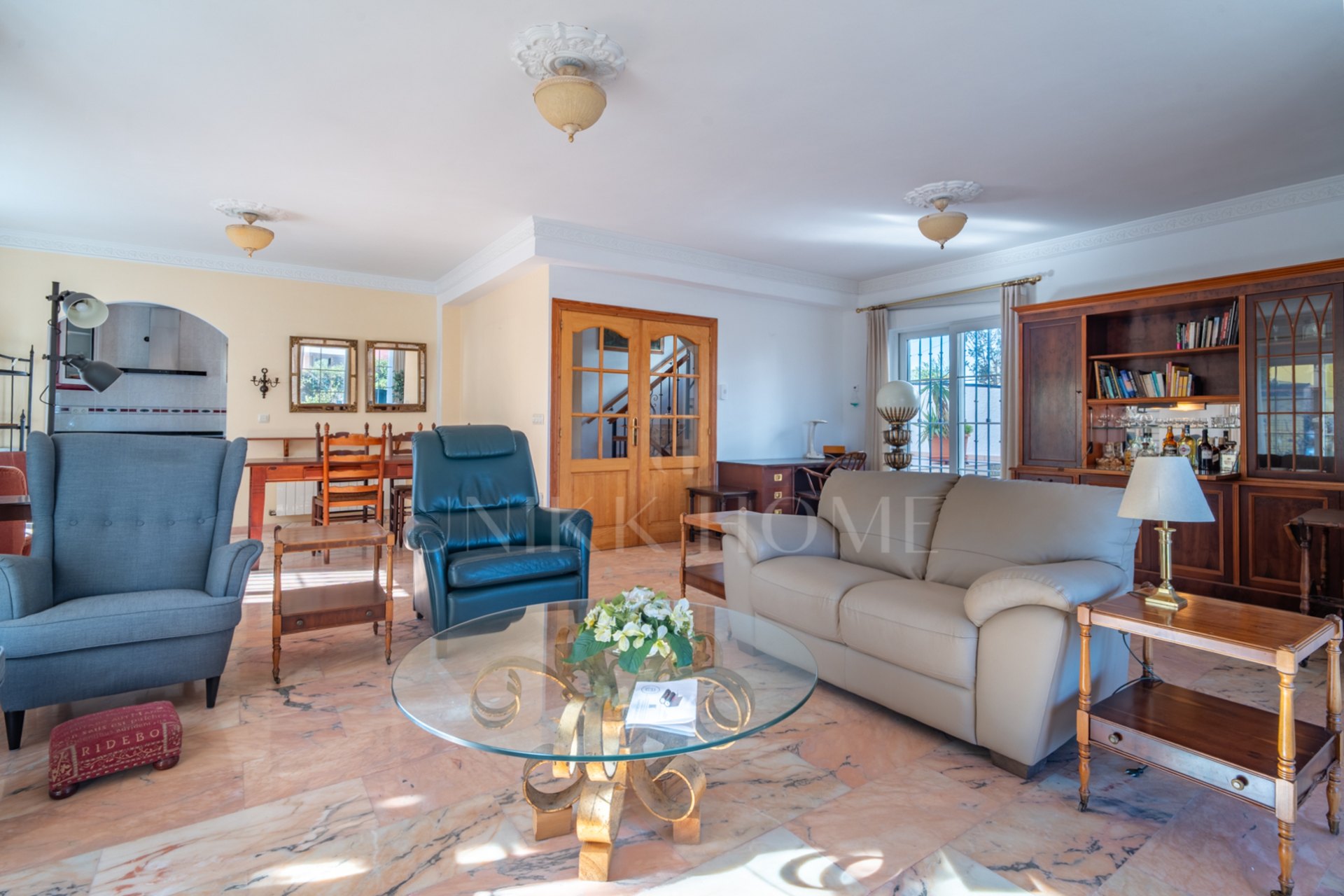 Discover this exclusive villa located in one of the most prestigious residential areas of Fuengirola, located on an elevated plot that offers spectacular panoramic sea views, Sohail Castle and the surrounding mountains. Your privileged